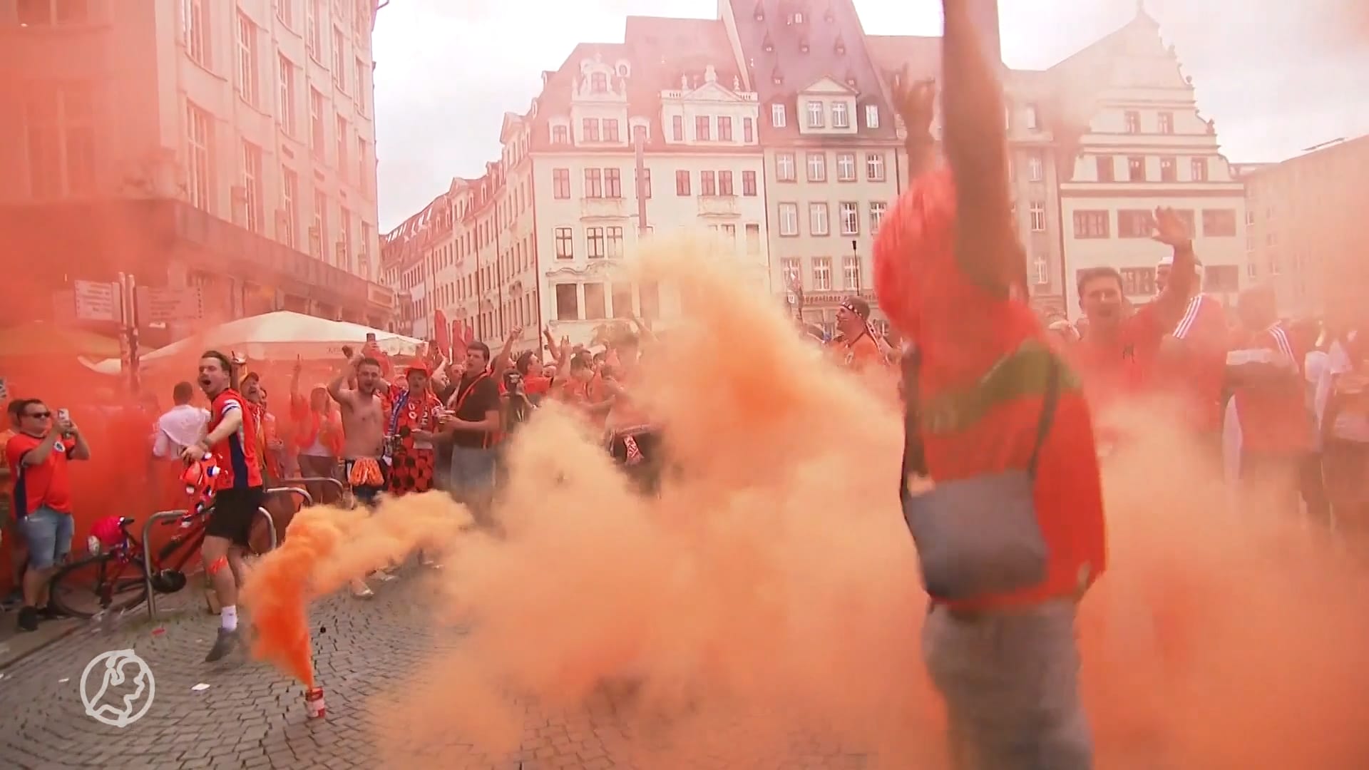 Oranjefans vermaken zich in Leipzig, ondanks de regen