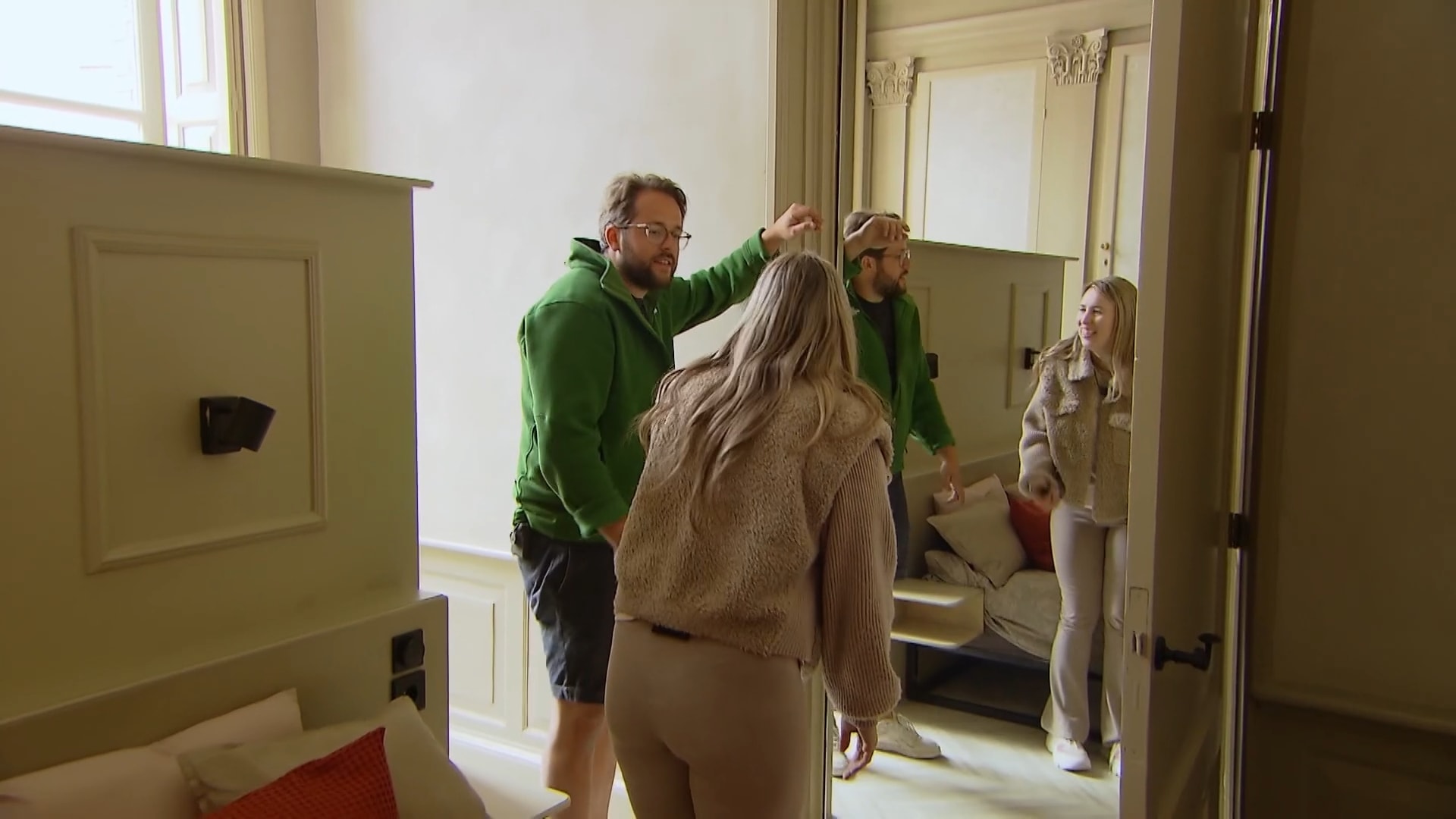 Waarvoor is deze spiegel? Anouk heeft wel een 'kinky' idee!