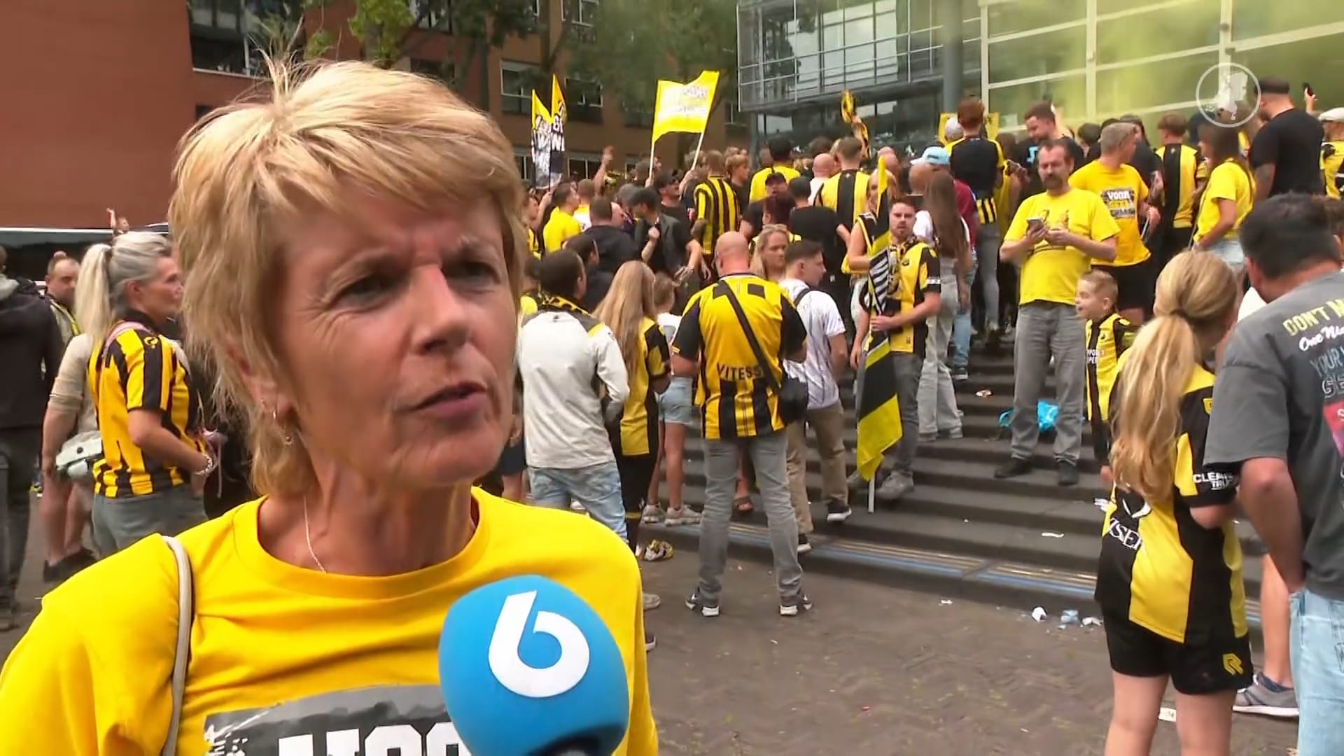 Honderden Vitesse-fans verzamelen zich voor rechtbank voor kort geding