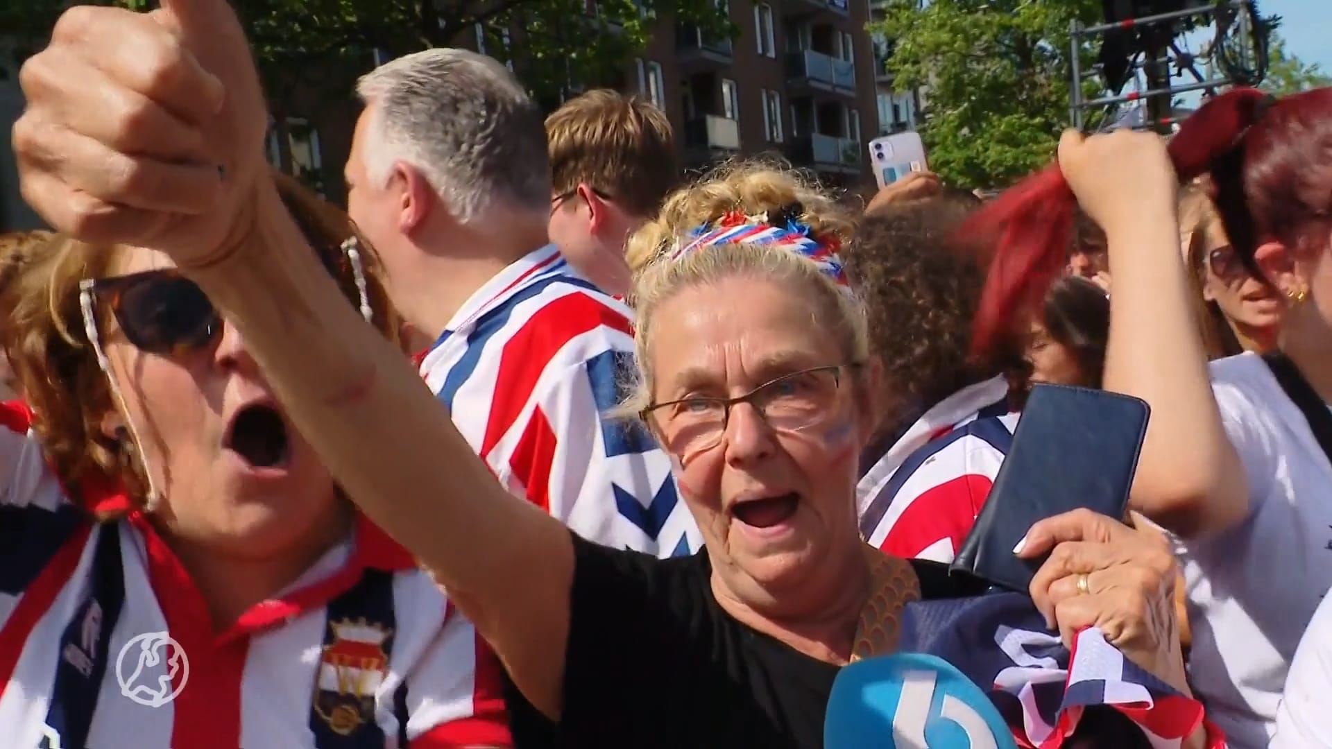 Groot feest in Tilburg: supporters Willem II gaan los op dag van huldiging