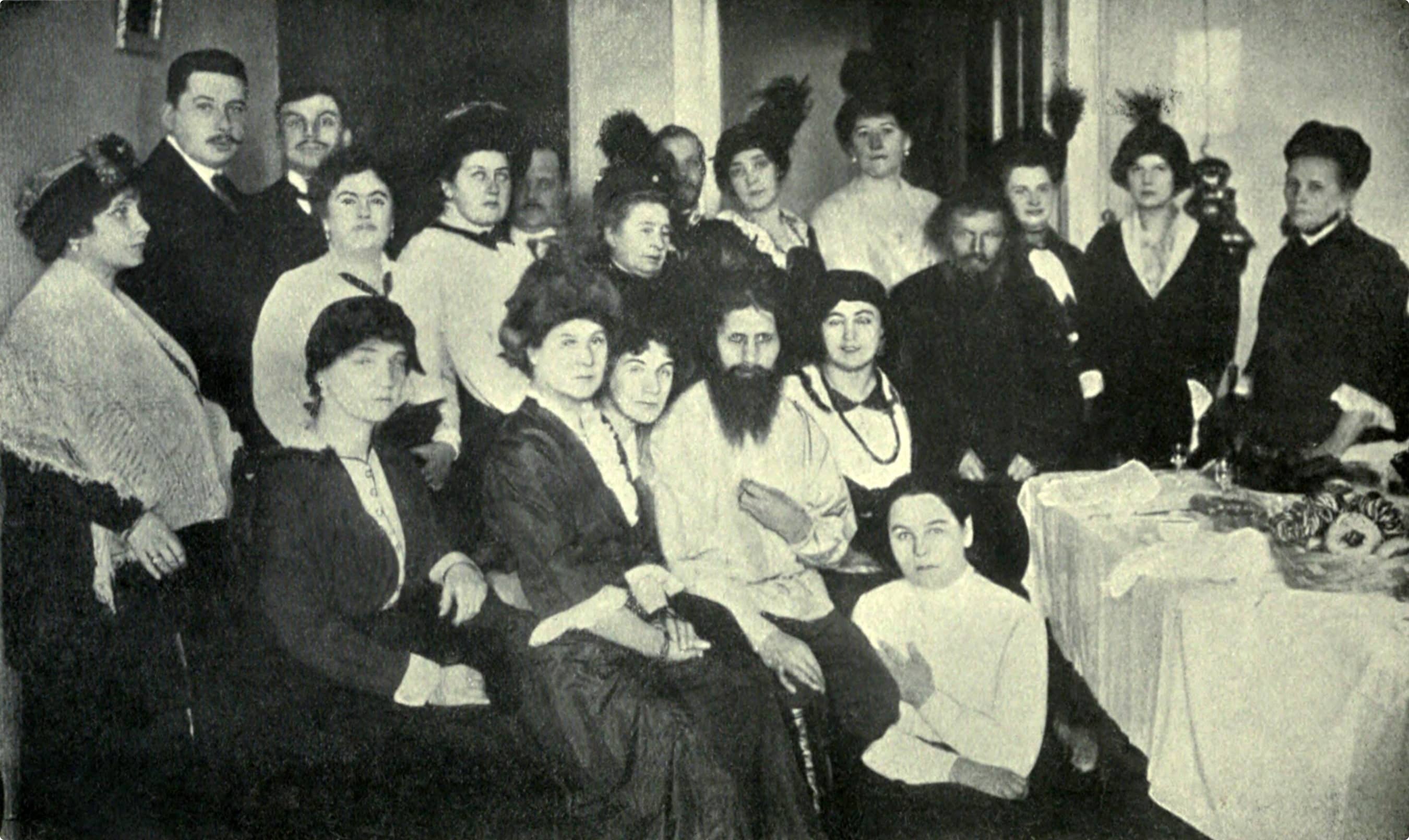Rasputin (midden op de foto, met baard) was erg populair bij de vrouwen