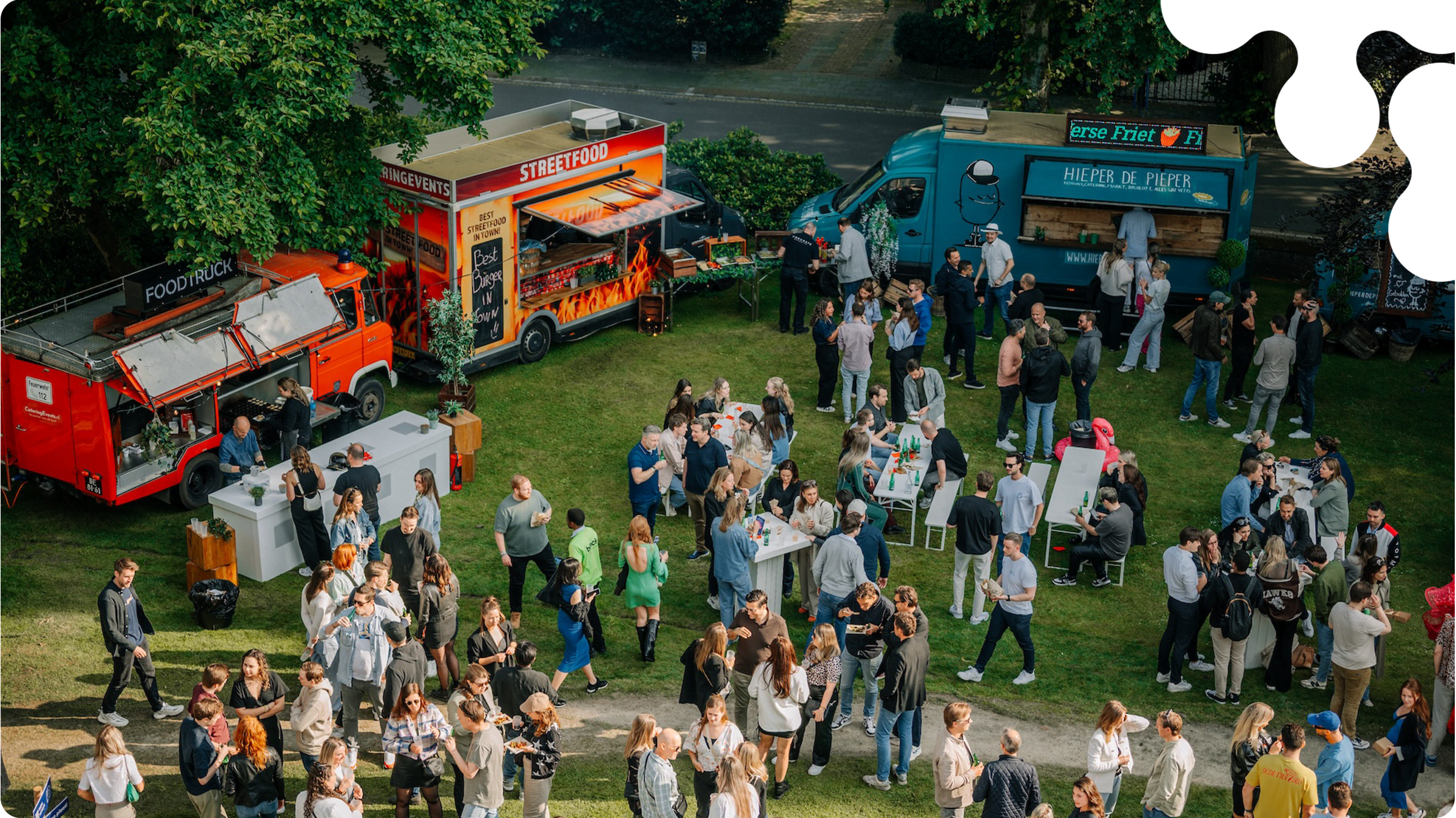 Het jaarlijkse zomerfeest in onze tuin.