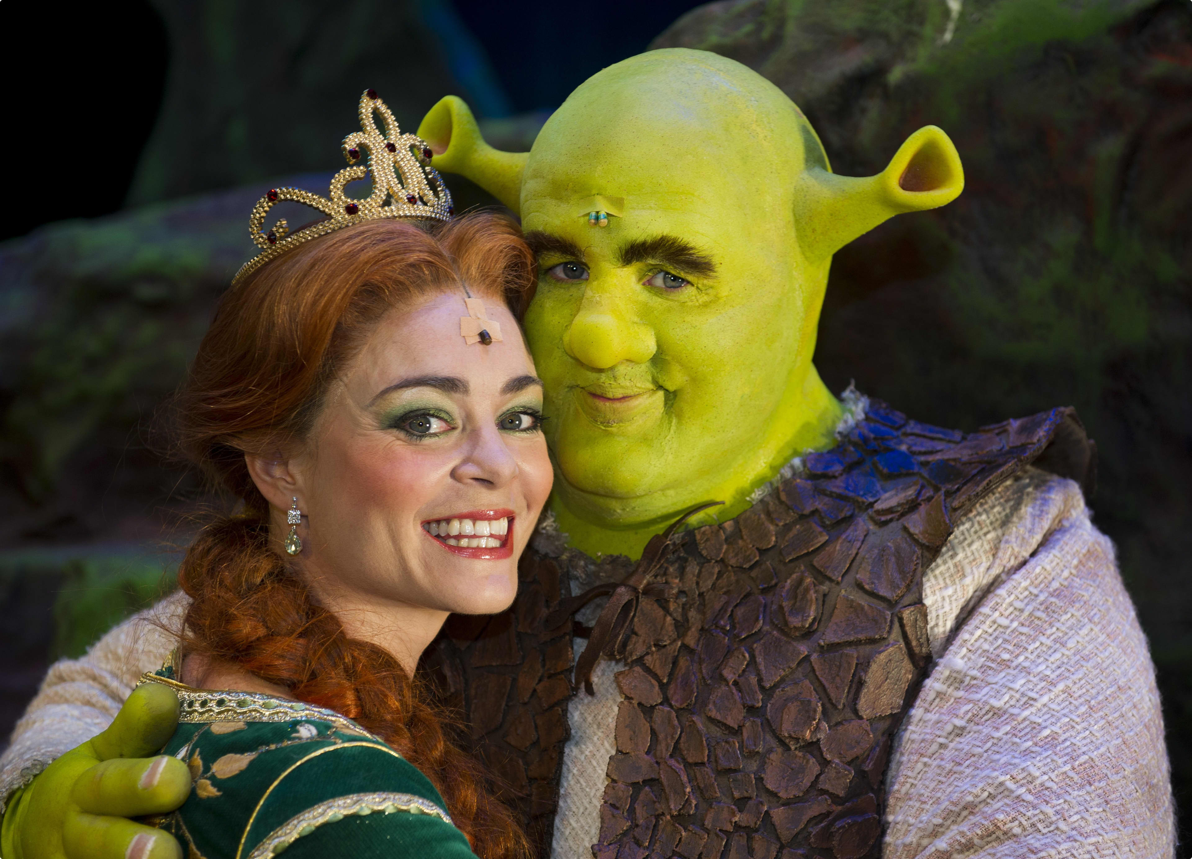 Kim-Lian van der Meij als Prinses Fiona en William Spaaij als Shrek na afloop van een preview van Shrek de Musical in het RAI-theater - Bron: ANP