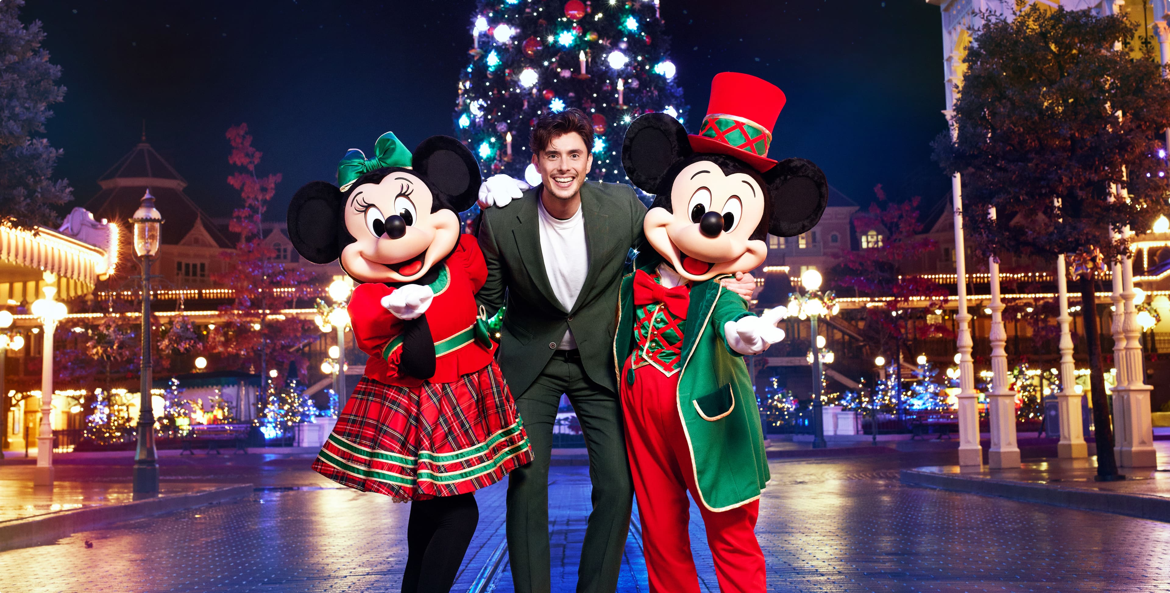 Station voice Mark Labrand met Minnie en Micky Mouse in Disneyland Paris. 