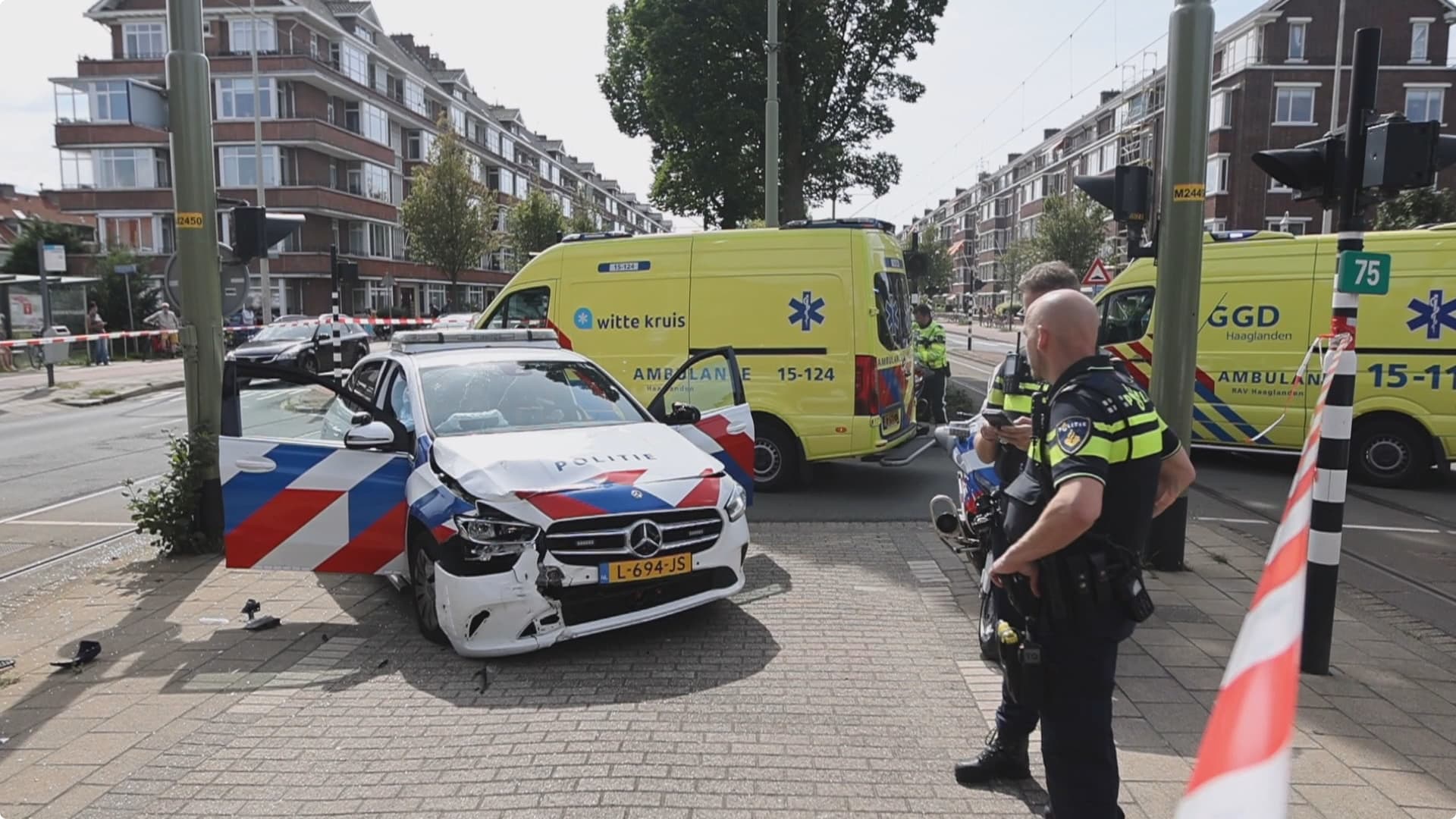 Een politievoertuig komt in botsing met personenauto Laan van Meerdervoort. Beeld District8