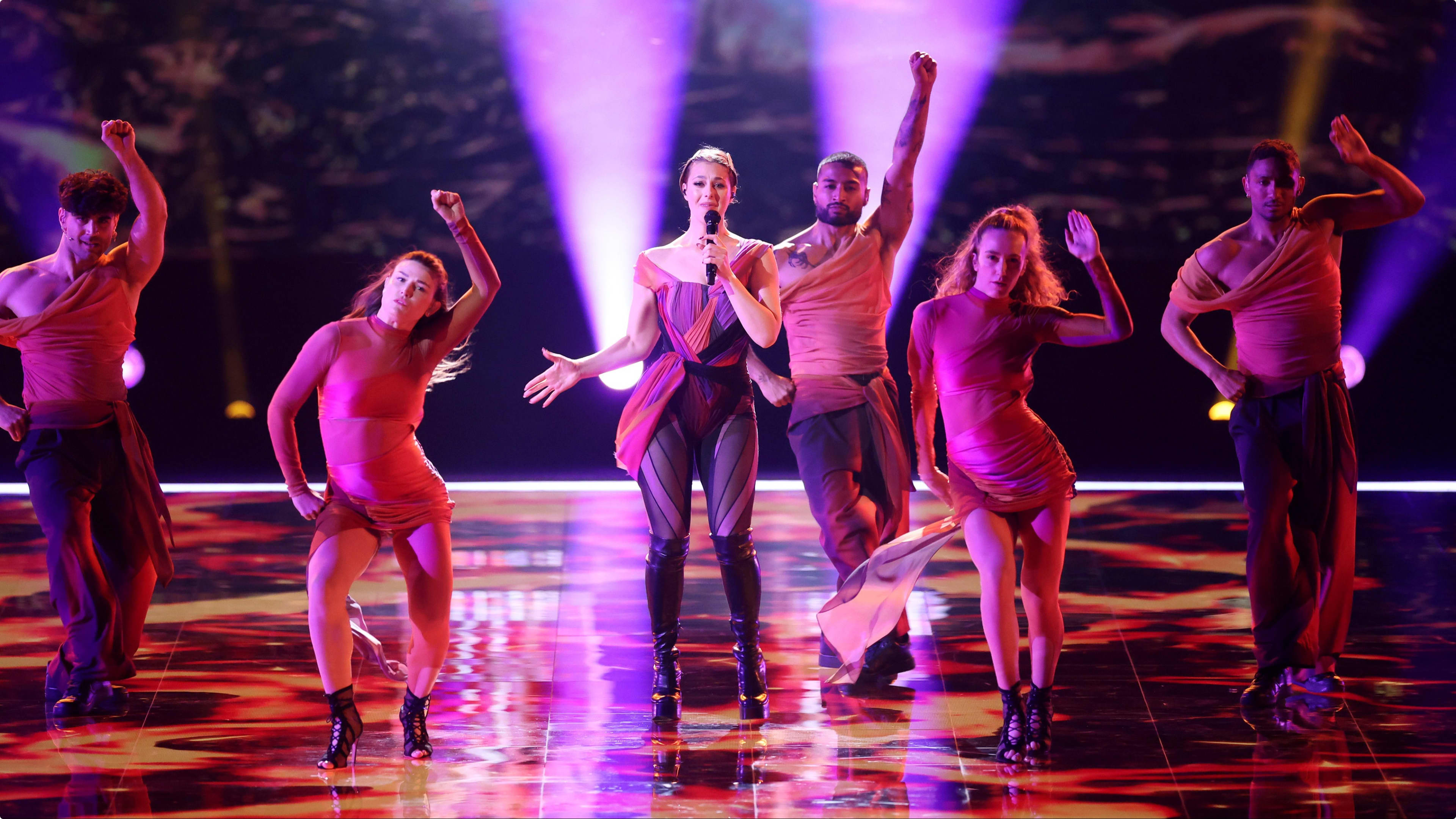 De Nederlander Salamat Tuharea (derde van rechts) danst mee voor de act van Luxemburg voor het Eurovisie Songfestival 2024.