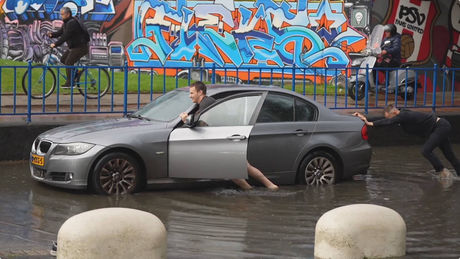 In Eindhoven moesten de auto's uit het water worden geduwd. Beeld: SQ Vision