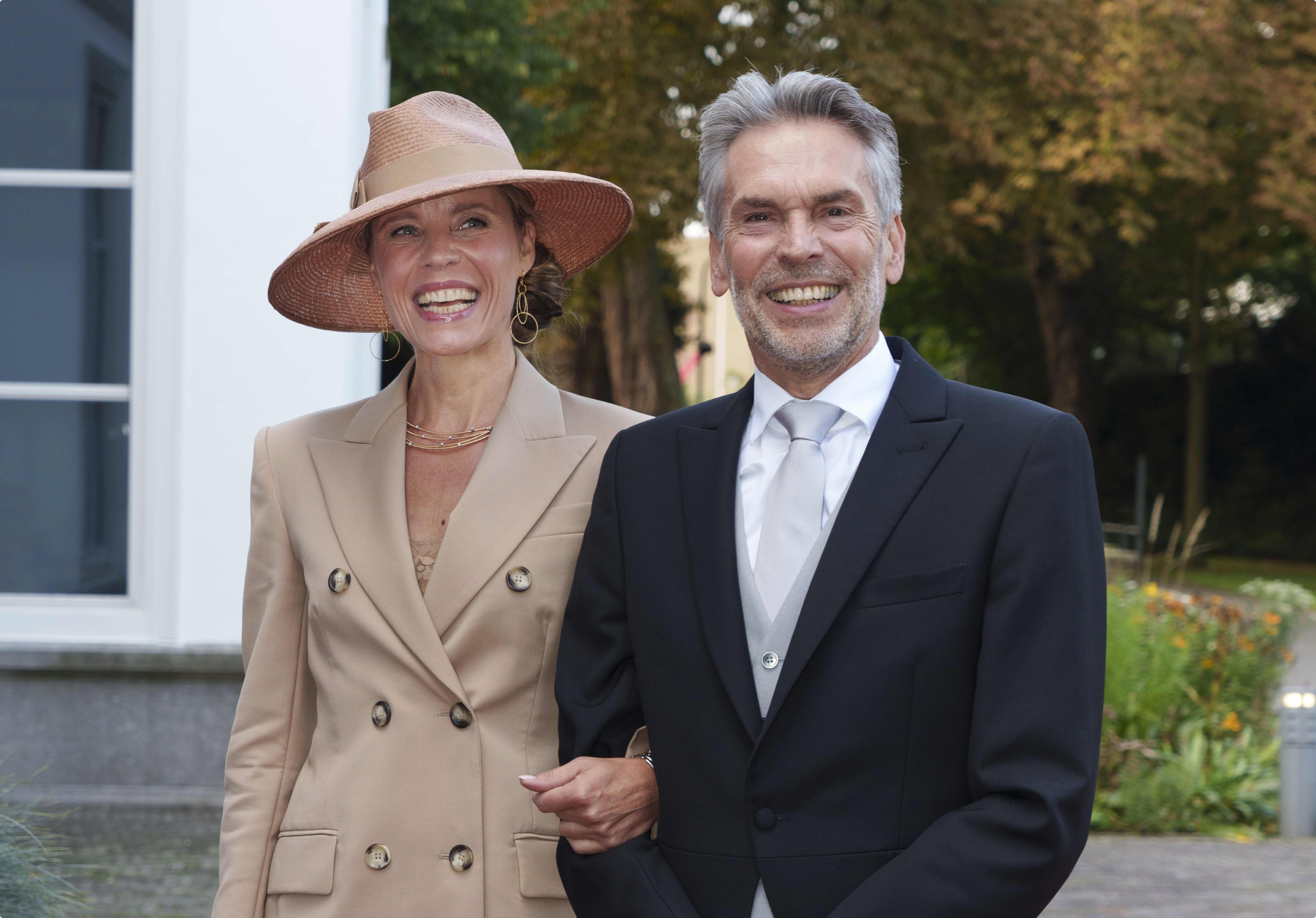 Dick Schoof, Minister-president, Minister van Algemene Zaken en zijn partner Loes Meurs komen aan bij het Catshuis op Prinsjesdag, beeld: ANP