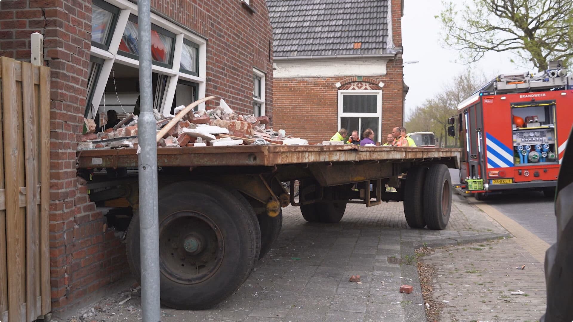 Aanhanger trekker rijdt woning Oude Pekela binnen