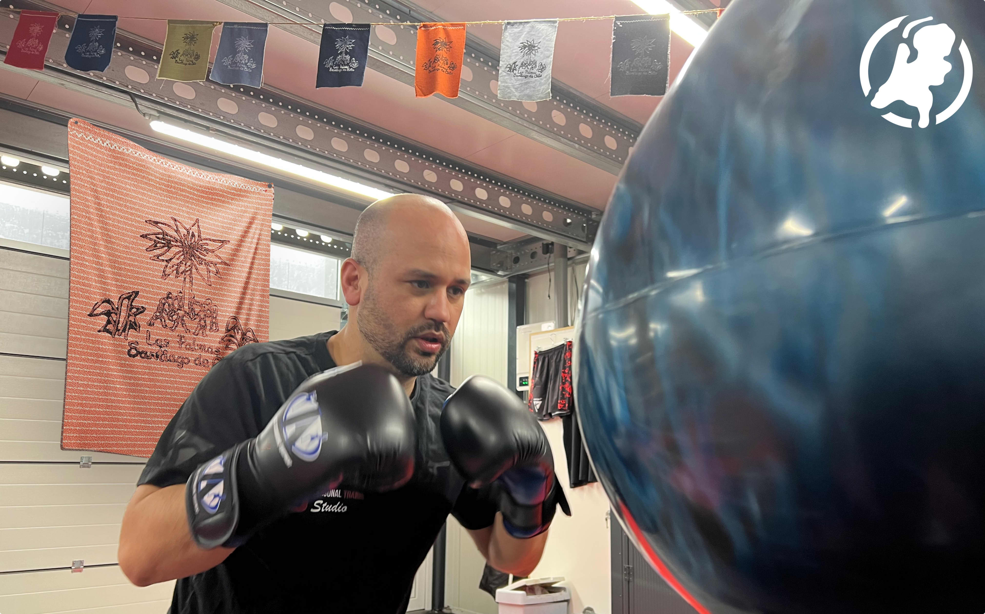 Personal trainer Francisco ontmoette zijn biologische moeder via Zuster Kuijpers maar zit nog vol vragen die nooit beantwoord zullen worden. Het plafond van de sportschool van Francisco is vergeven met vlaggetjes van het kindertehuis.