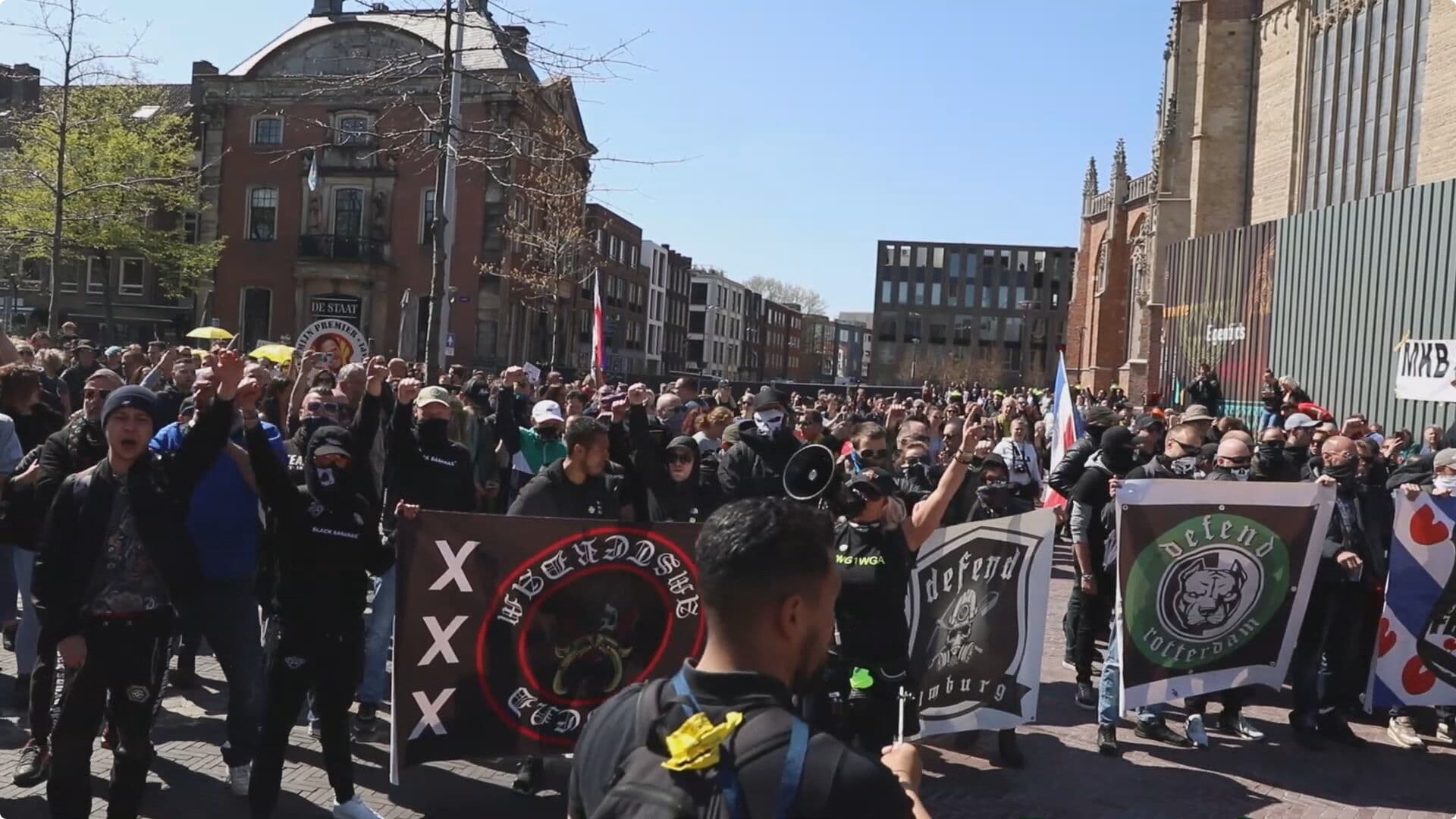 Drukte bij demonstatie tegen kabinet in Arnhem.