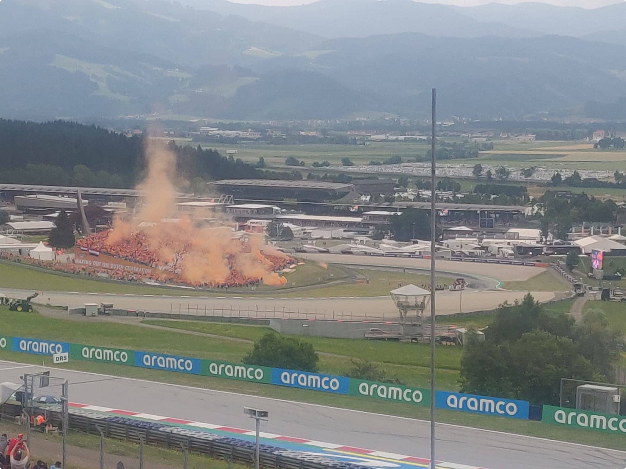 Het uitzicht van F1-fan Joost Karreman die op de tribunes bij de GP van Oostenrijk zit