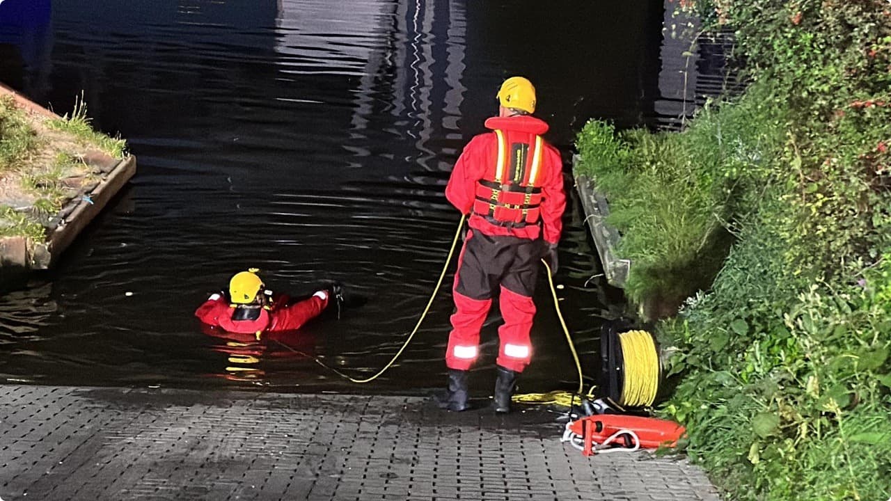 Auto belandt in water Maastricht na politieachtervolging, beeld: Track88