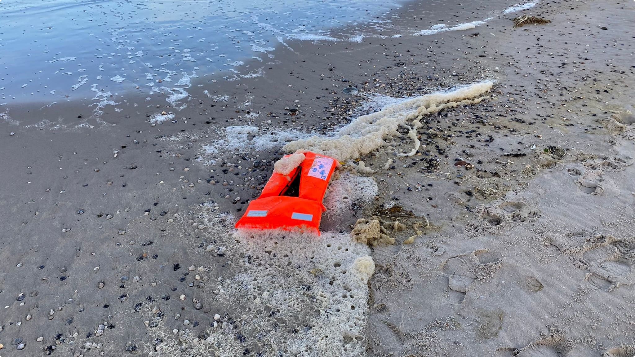 Een reddingsvest op het strand. Foto: Maarten Brugge