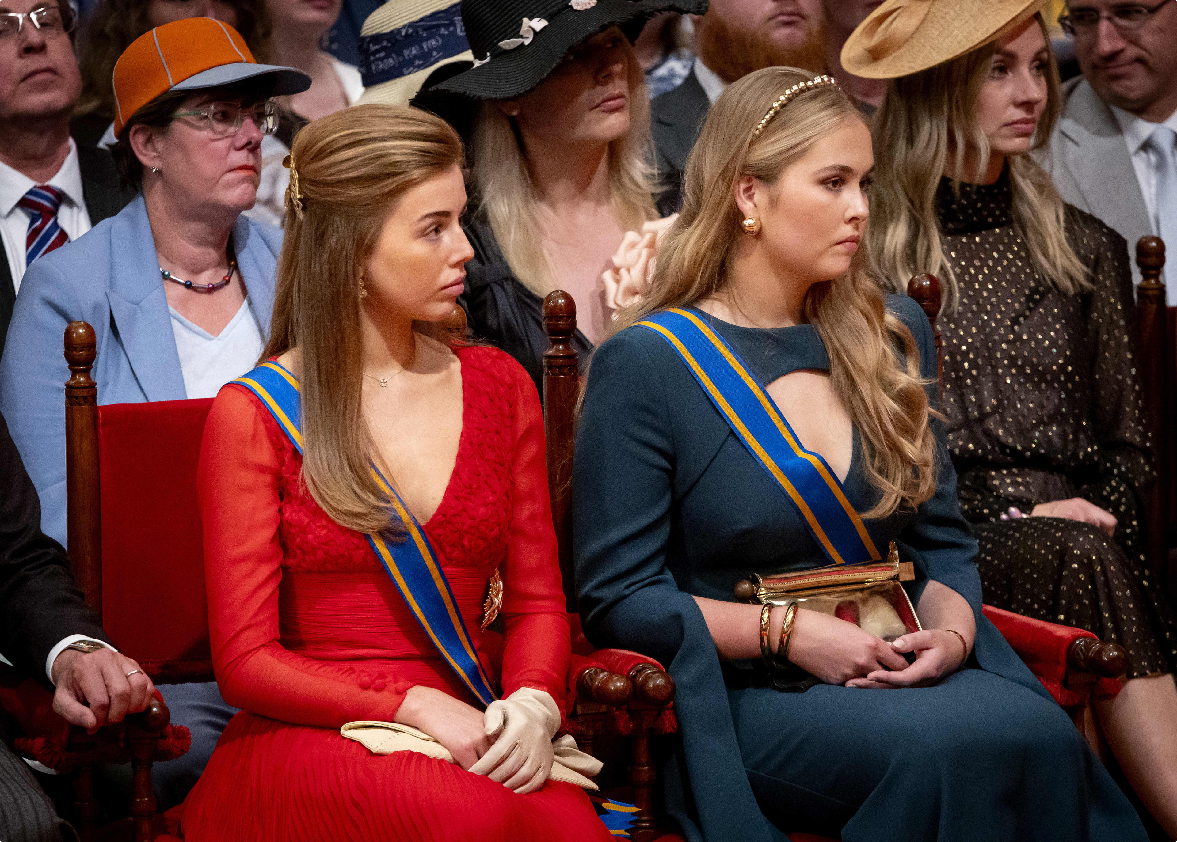 Prinses Alexia en prinses Amalia tijdens het voorlezen van de troonrede in de Koninklijke Schouwburg, beeld: ANP