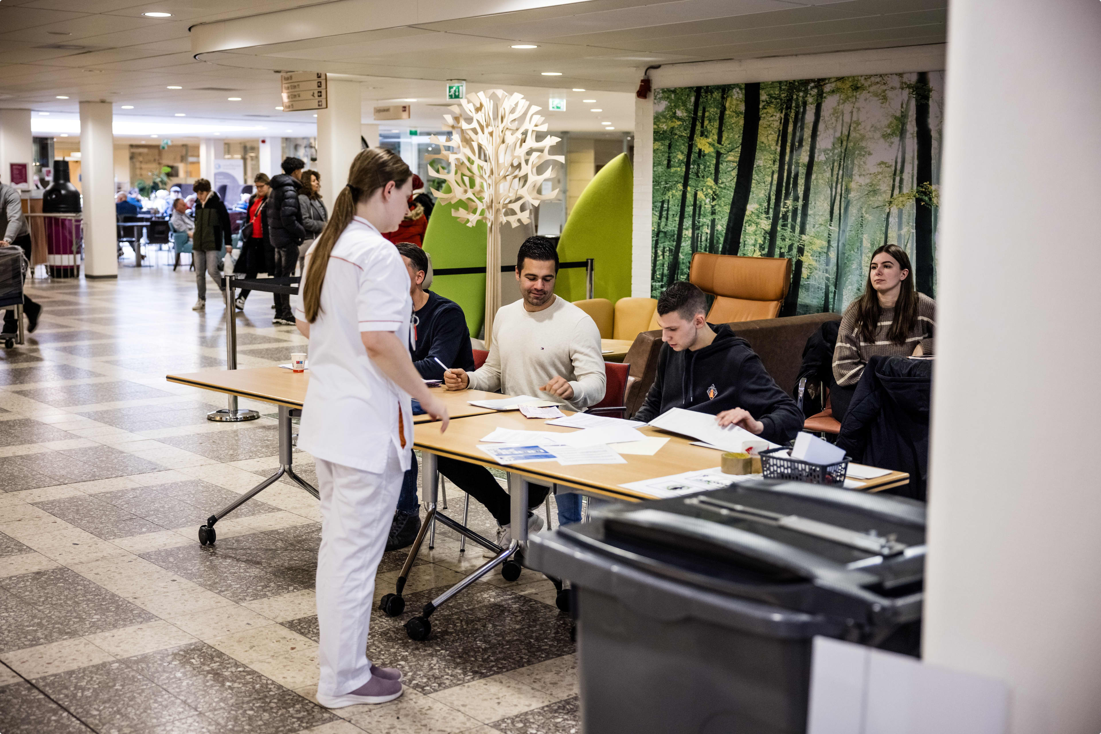 Een kiesgerechtigde brengt een stem uit bij een popup stembureau bij VieCuri Medisch Centrum, beeld: ANP