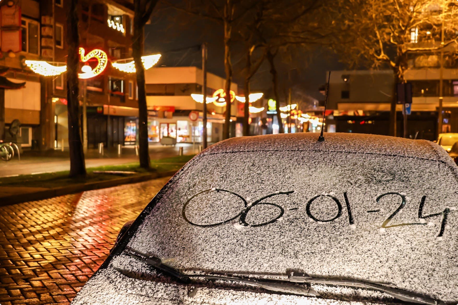 Een auto in Heerenveen heeft een klein laagje sneeuw. Beeld: Noormannen