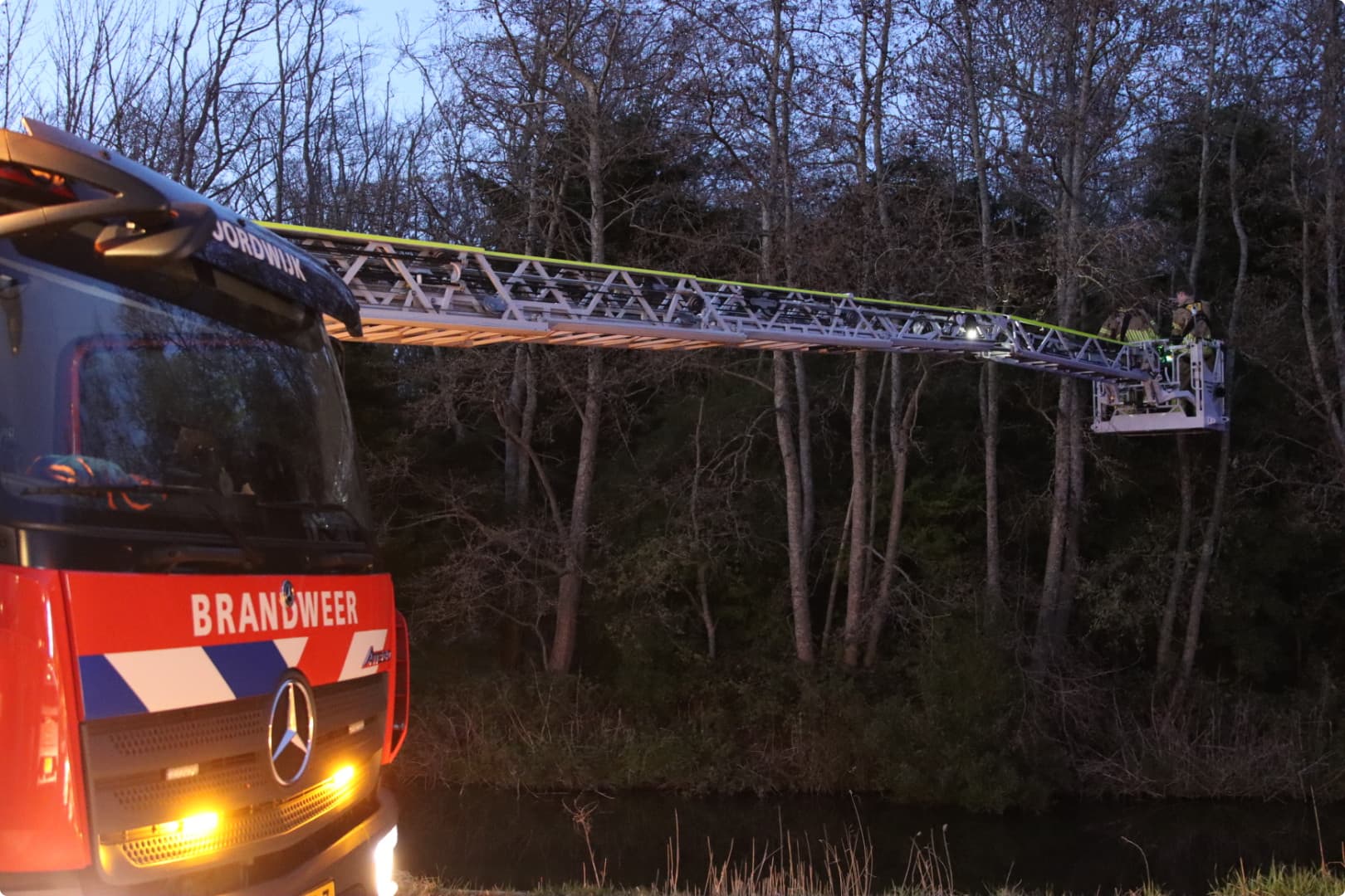 Een ladderwagen kwam ter plaatse. Beeld: Flashlight Fotografie