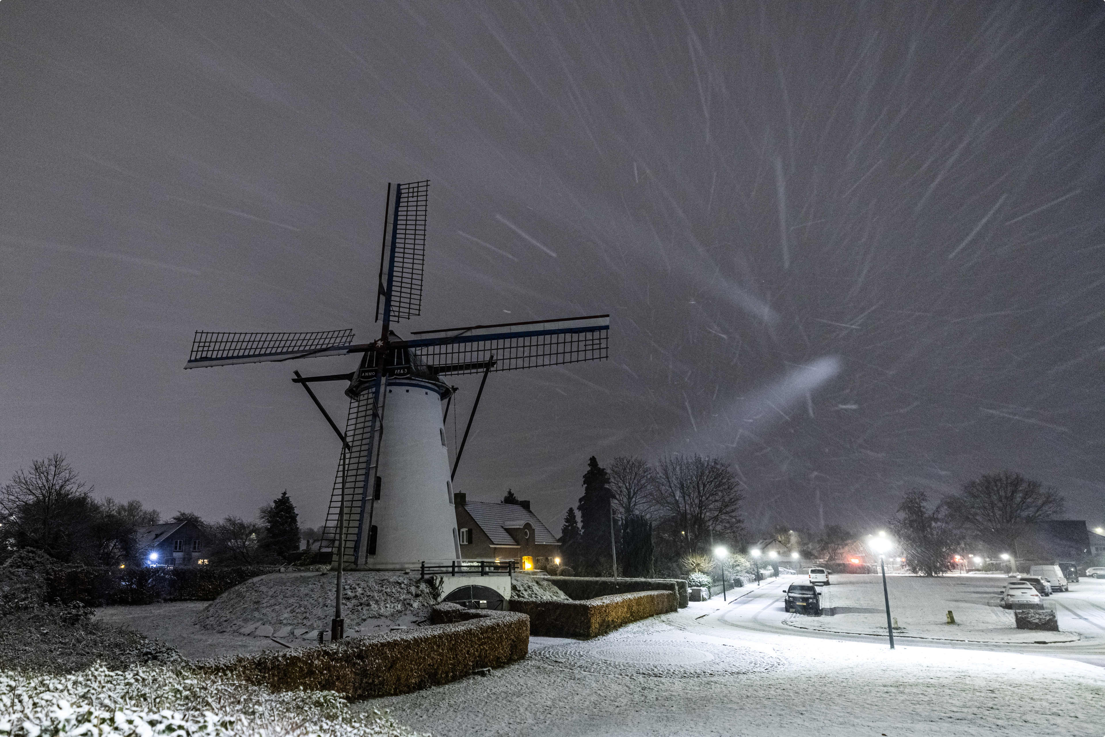 Straten kleuren wit door de sneeuw. Ook in Geldrop, beeld: ANP