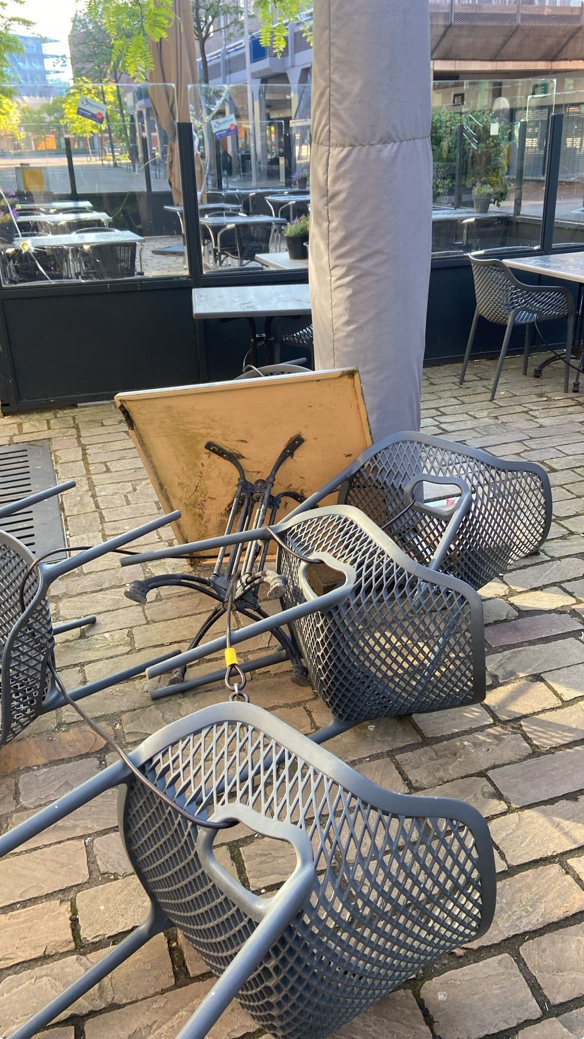 Meerdere tafels en stoelen zijn omgetrapt, enkele zijn zelfs gestolen (Beeld: Priscilla Bouw)