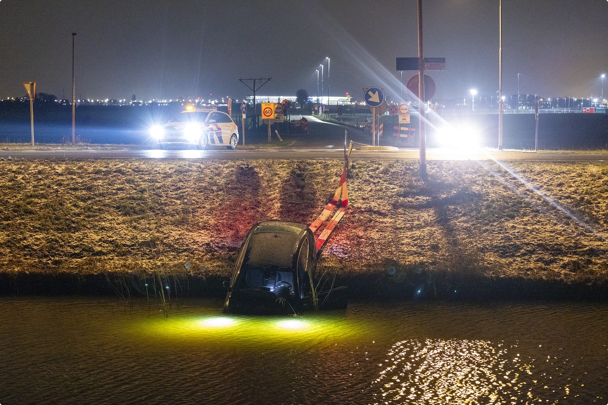 Auto te water in Lijden door winterweer, sneeuw, gladheid