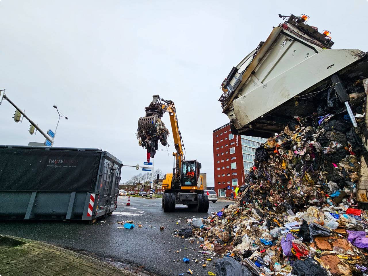 Bijzonder gezicht: 11 ton afval op de Zuiderval in Enschede. Beeld: SPS Media 
