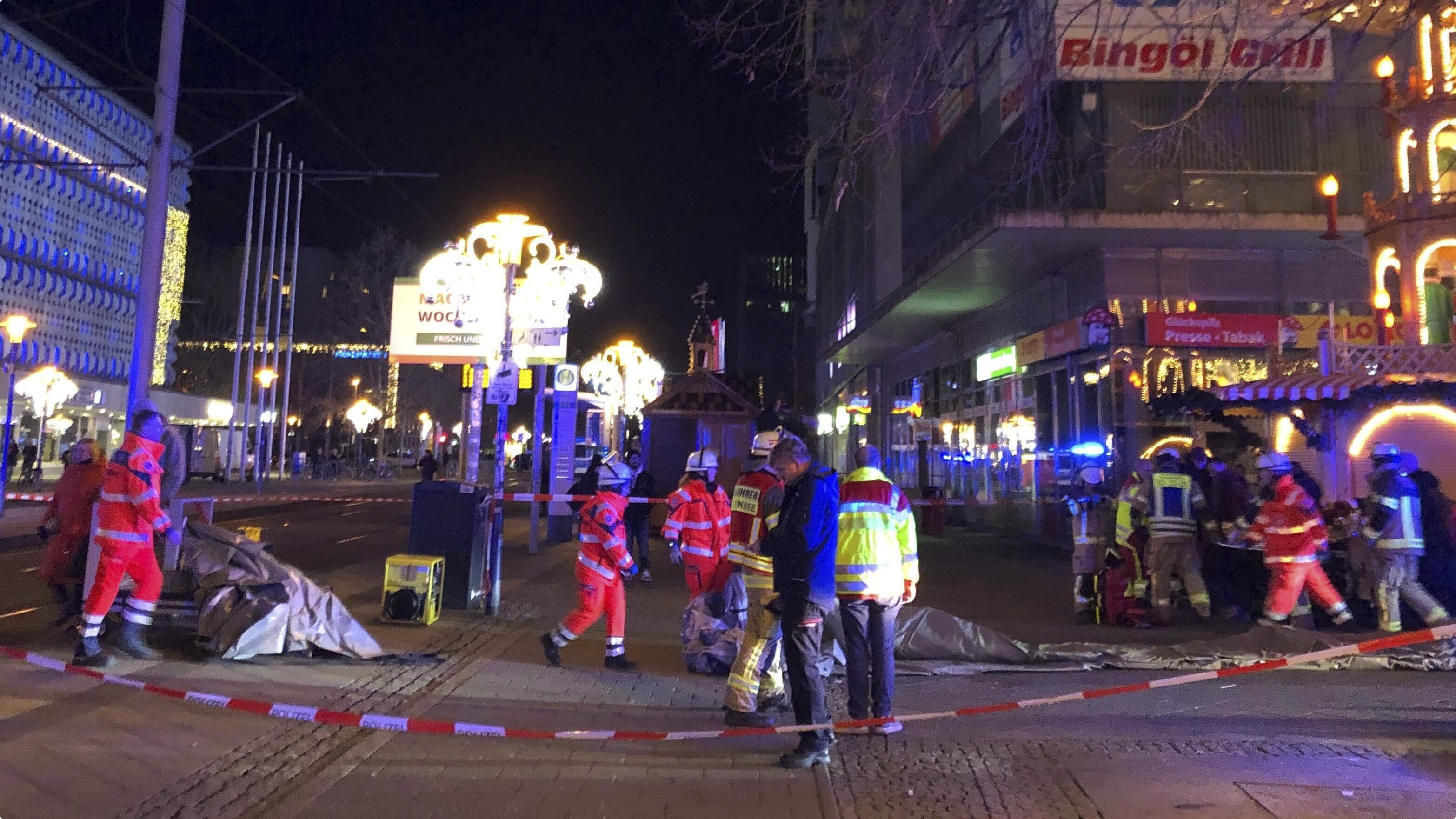 Hulpdiensten bij de kerstmarkt in Maagdenburg - foto: Dörthe Hein/dpa via AP/ANP