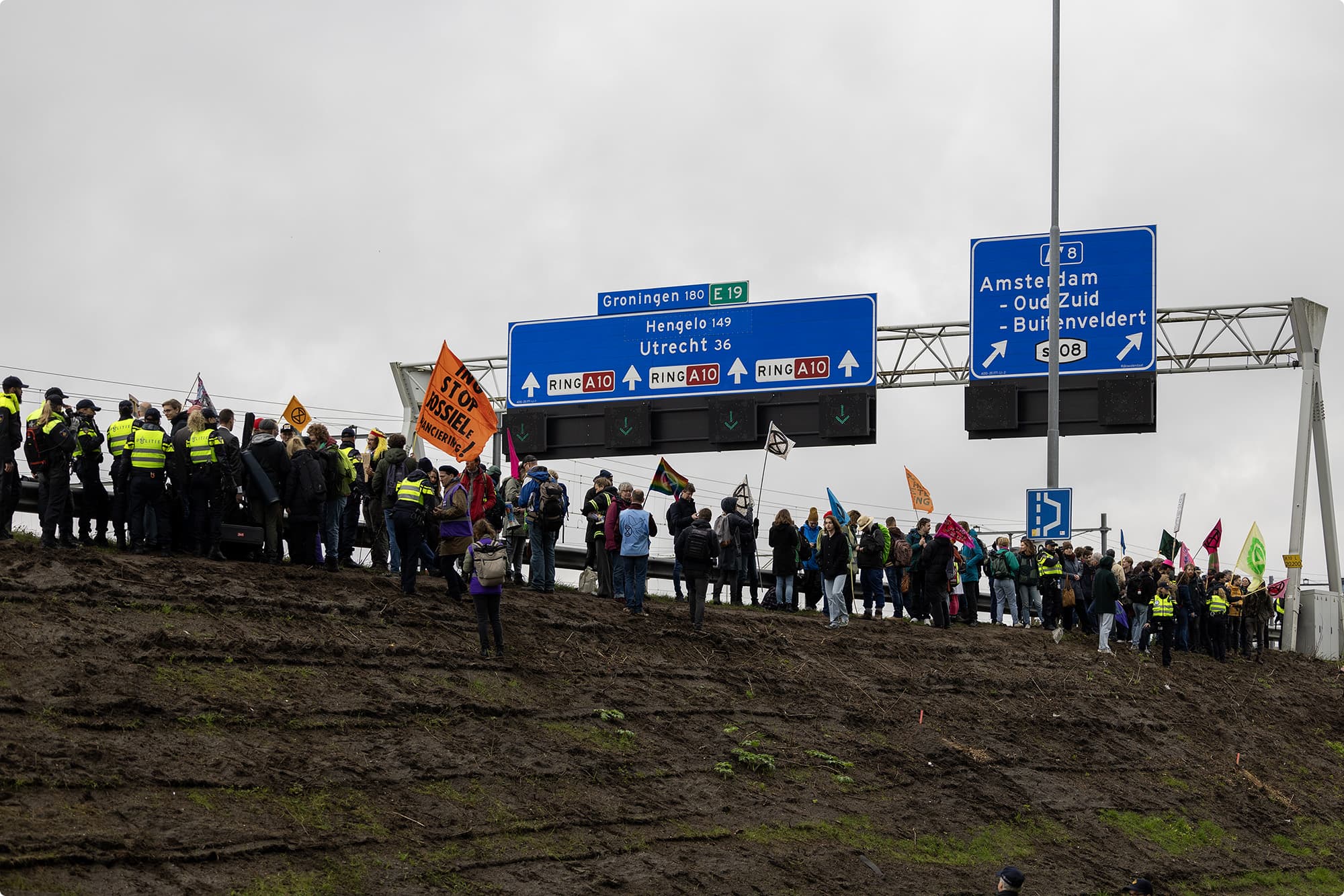 De politie hield een oog in het zeil bij de betoging. Beeld: HFV/MizzleMedia. 