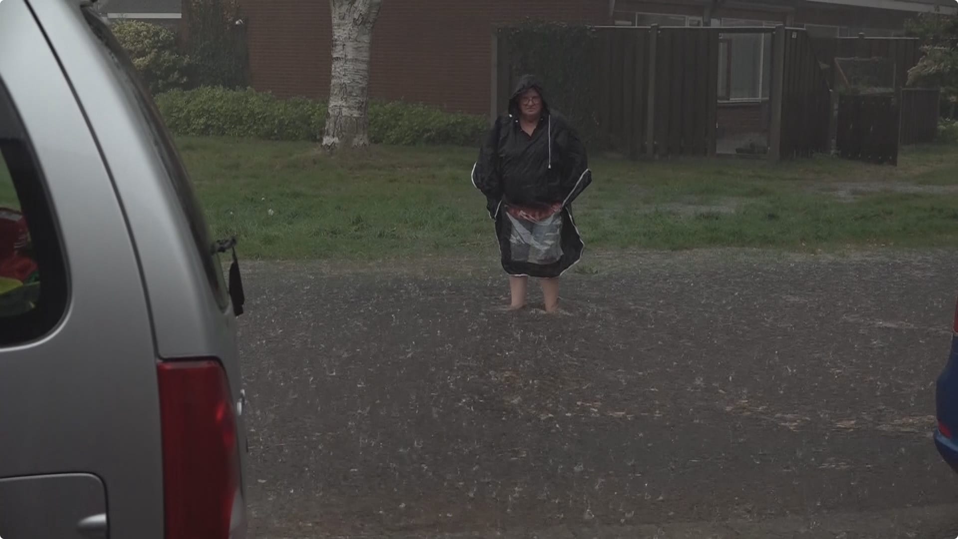 In Nijverdal stonden bewoners met de voeten in het water. Beeld: SPS Media