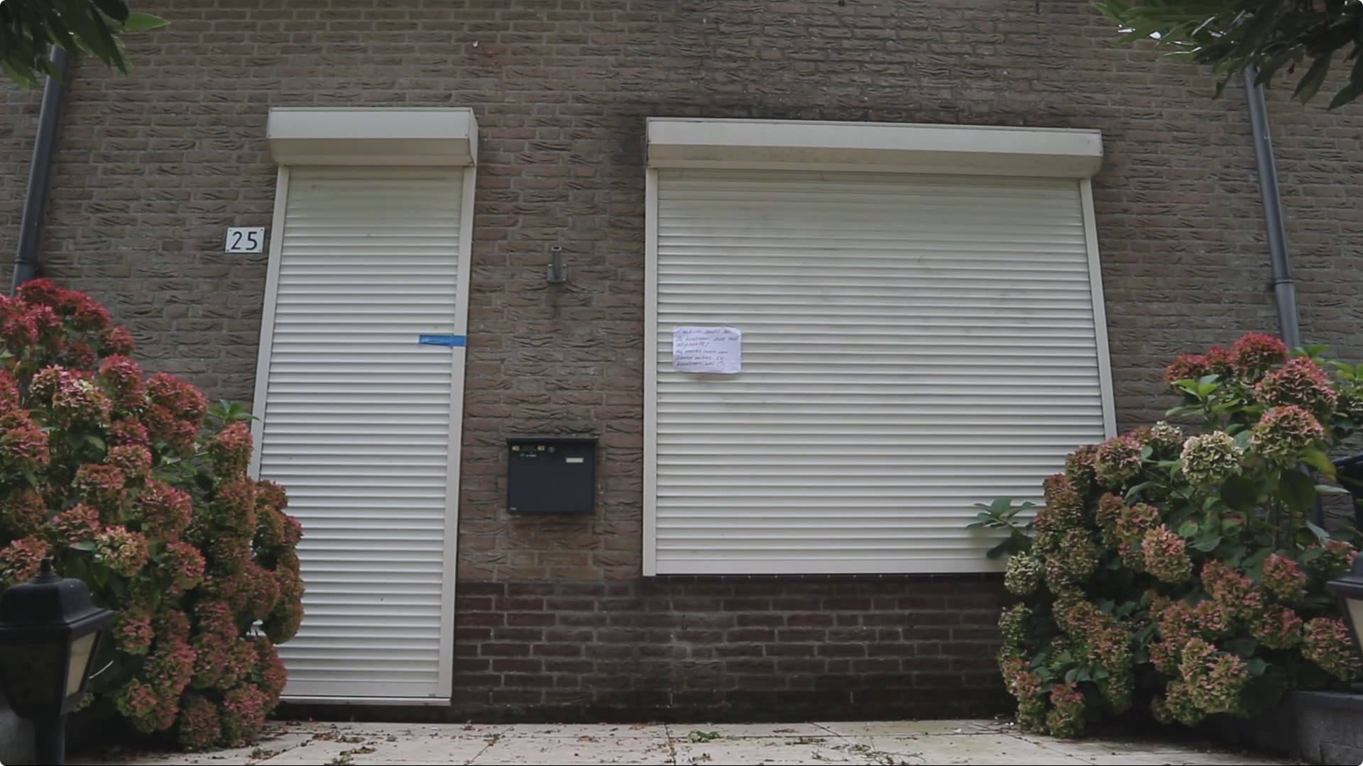 De woning van de verdachte is gesloten en verzegeld door de politie. Beeld: Video Duivestein