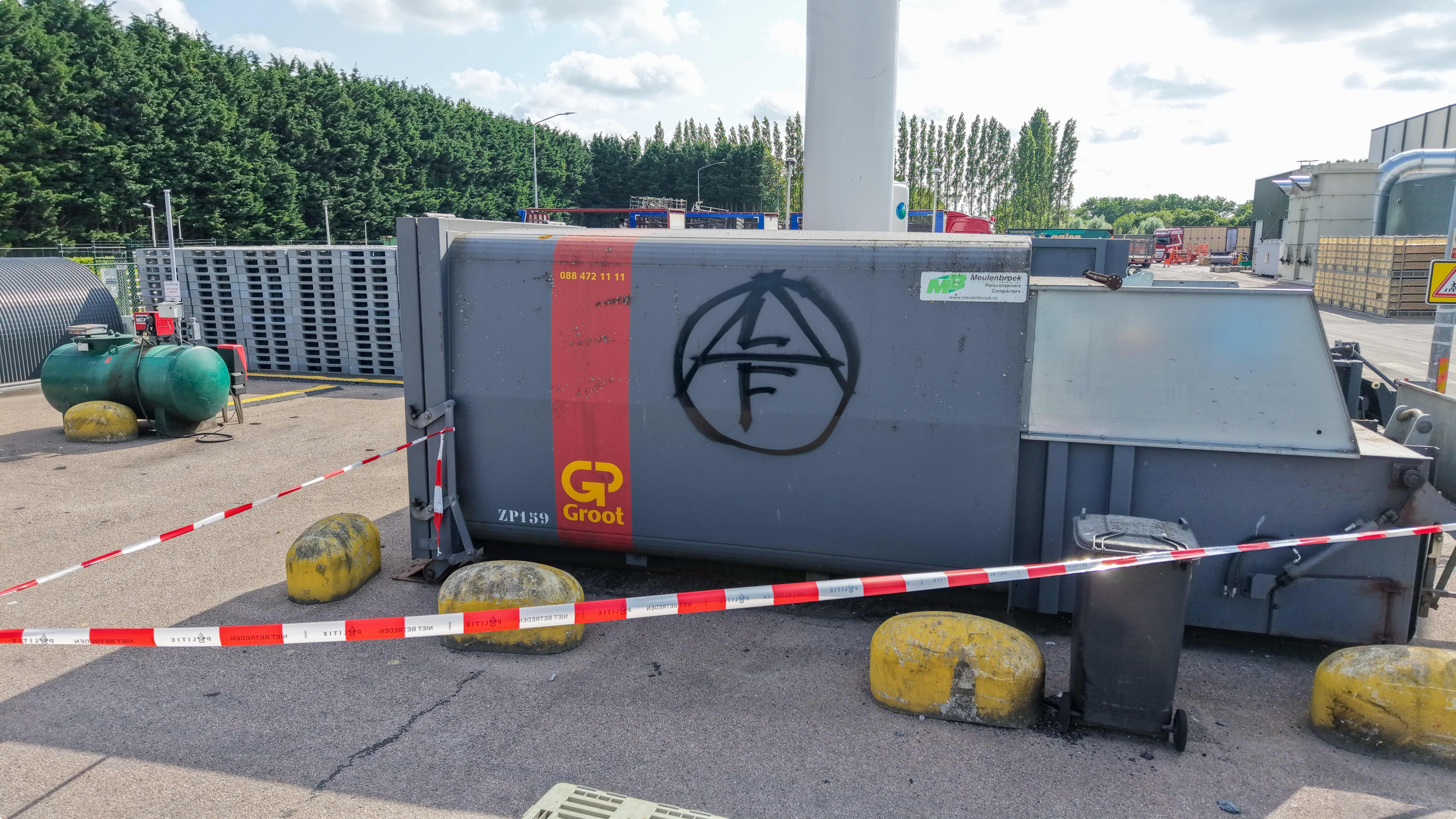 Het logo zou van het Animal Liberation Front zijn - beeld: RVP media