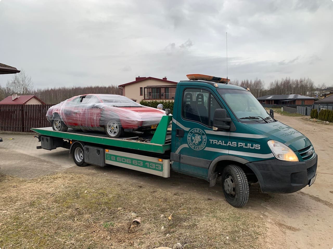 De wagen ingepakt voor transport naar het automuseum (Beeld: Feike Otto van der Zee)