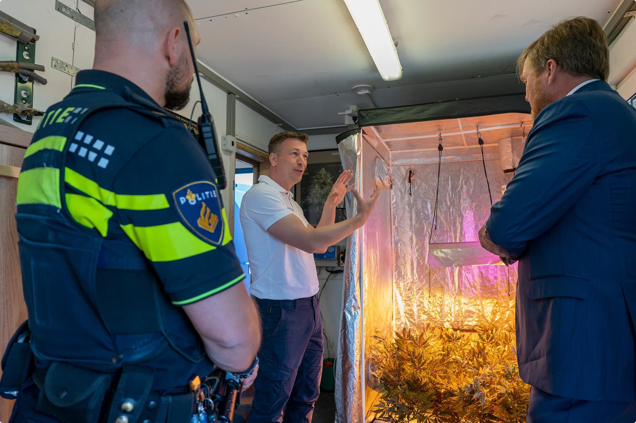 Koning Willem-Alexander in een drugscontainer op een boerenerf in Beuningen. (Beeld: RVD)