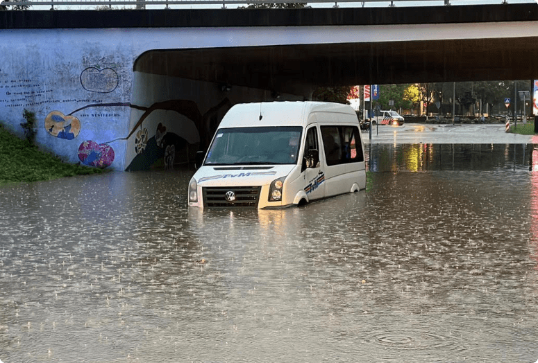 Straten lopen vol met water. Beeld: Track88