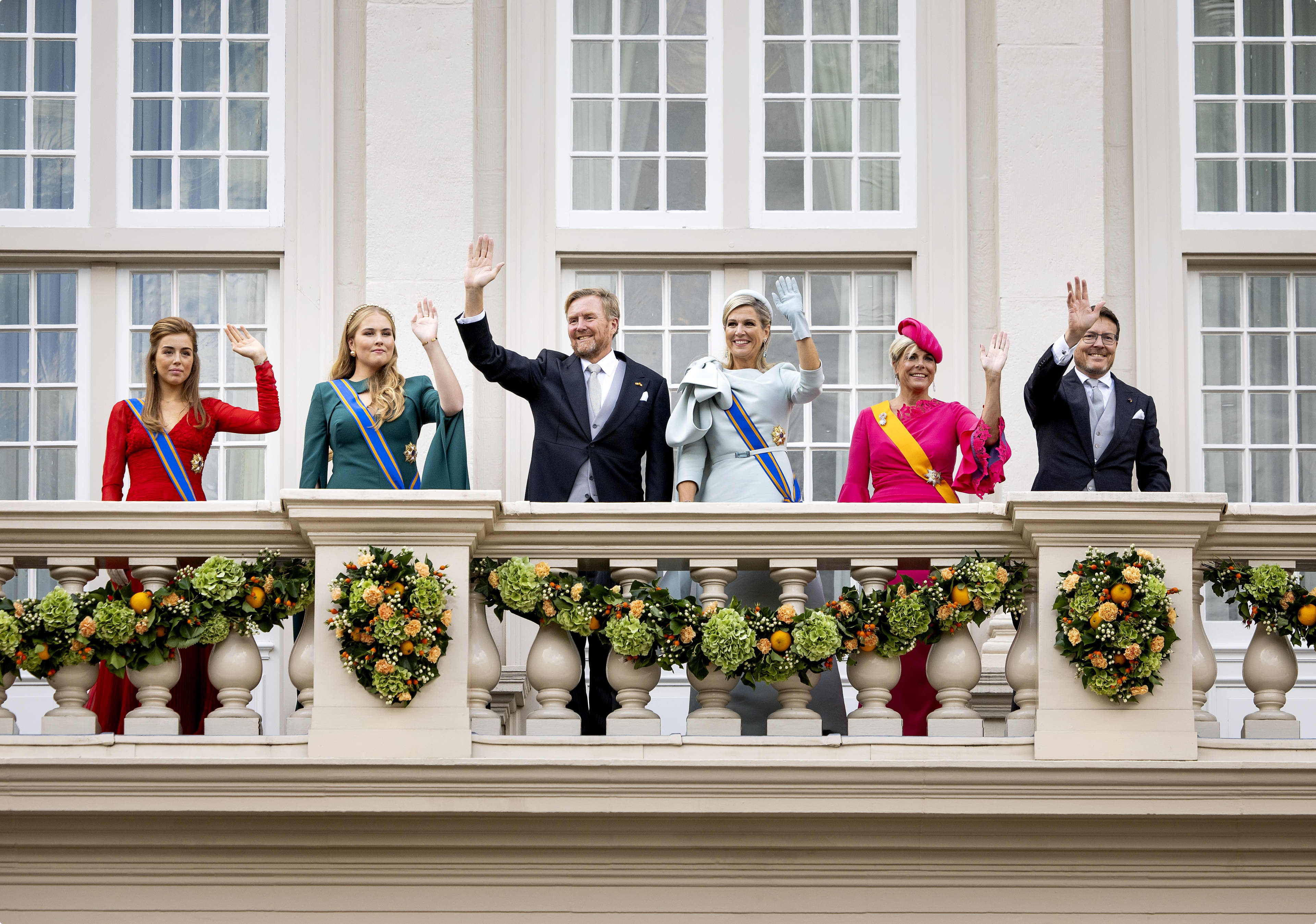 Prinses Alexia, prinses Amalia, koning Willem-Alexander, koningin Maxima, prinses Laurentien en prins Constantijn zwaaien vanaf het balkon van Paleis Noordeinde, beeld: ANP