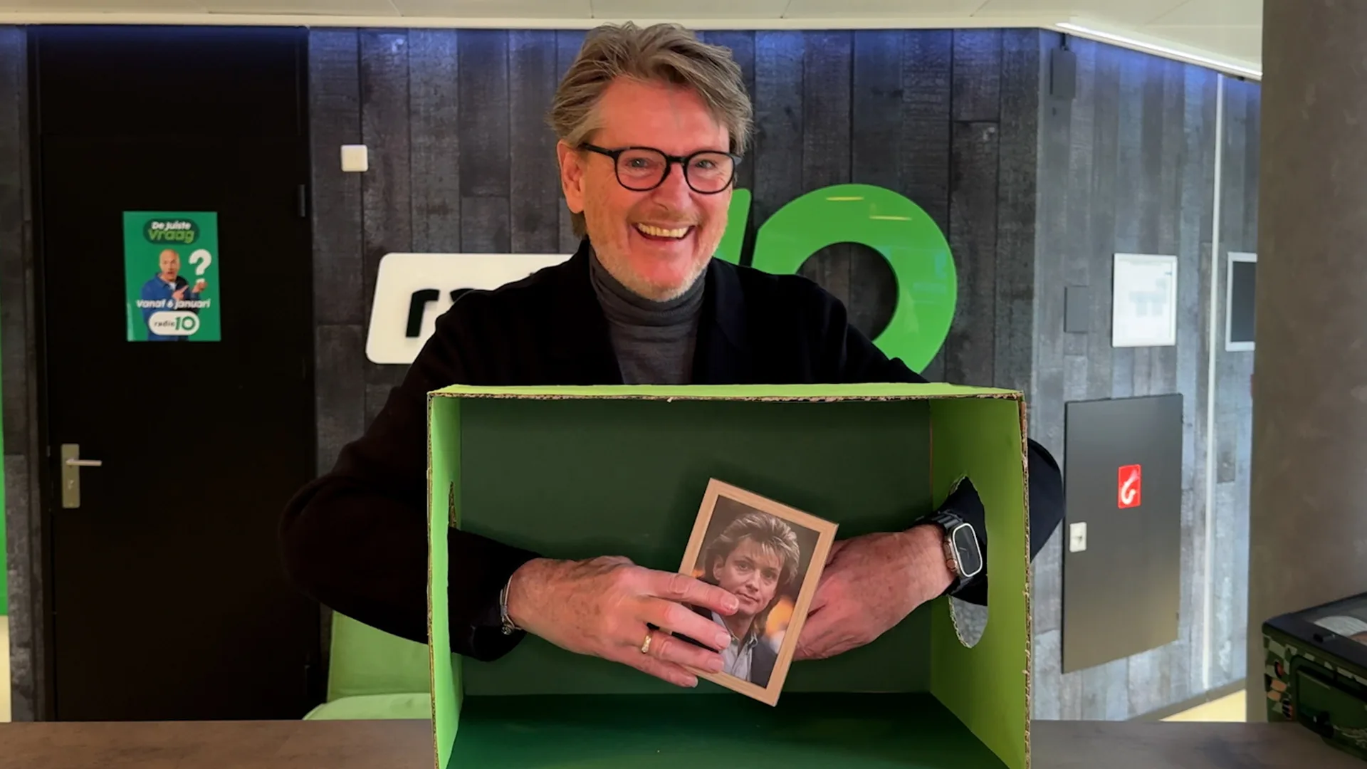 Dj's raden welk voorwerp uit de 80's in de doos zit...