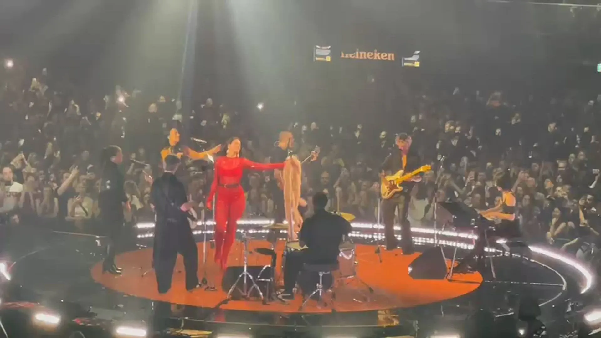 VIDEO: Dua Lipa zingt André Hazes-hit Bloed, Zweet en Tranen tijdens concert in Amsterdam