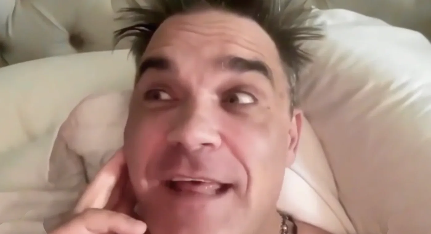 Typisch Robbie Williams: zanger poedeltje naakt in een interview!