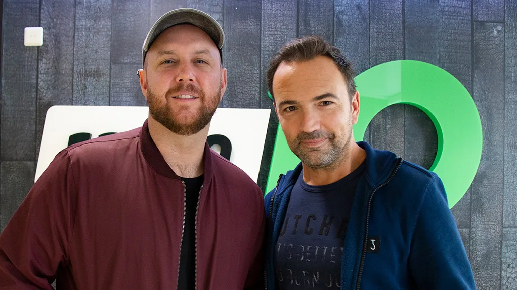 Matt Simons speelt 'Too Much' live bij Radio 10