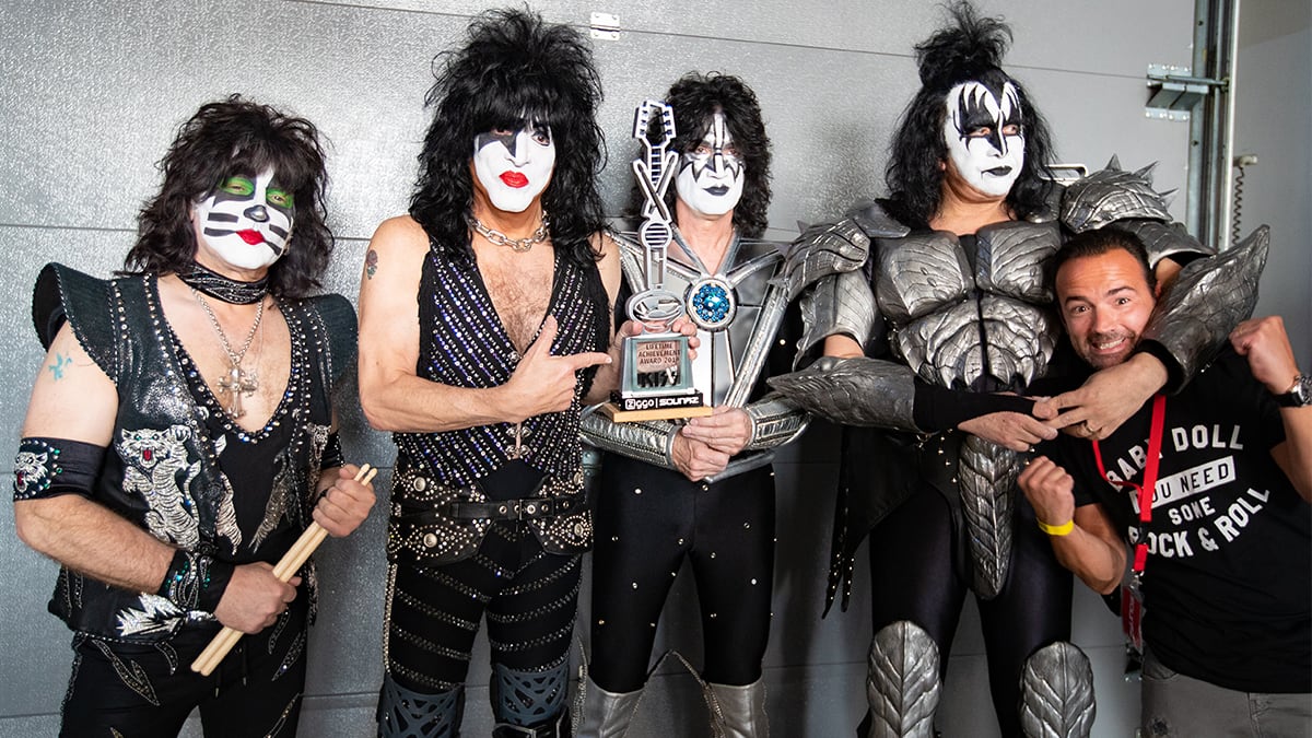  “Ik werd bijna gewurgd door Gene Simmons”