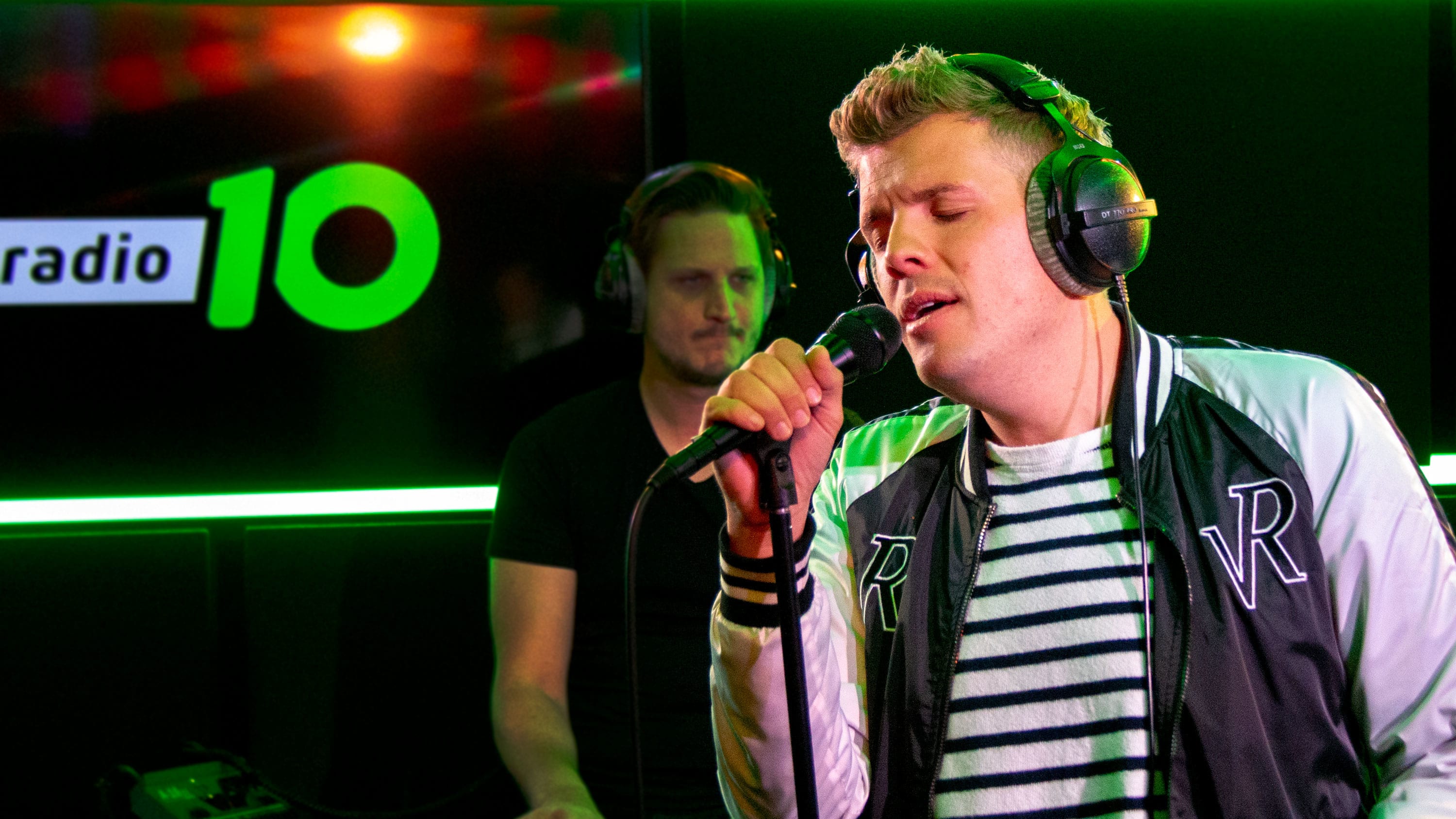 Take a look at him! Jake Reese deed Phil Collins-cover