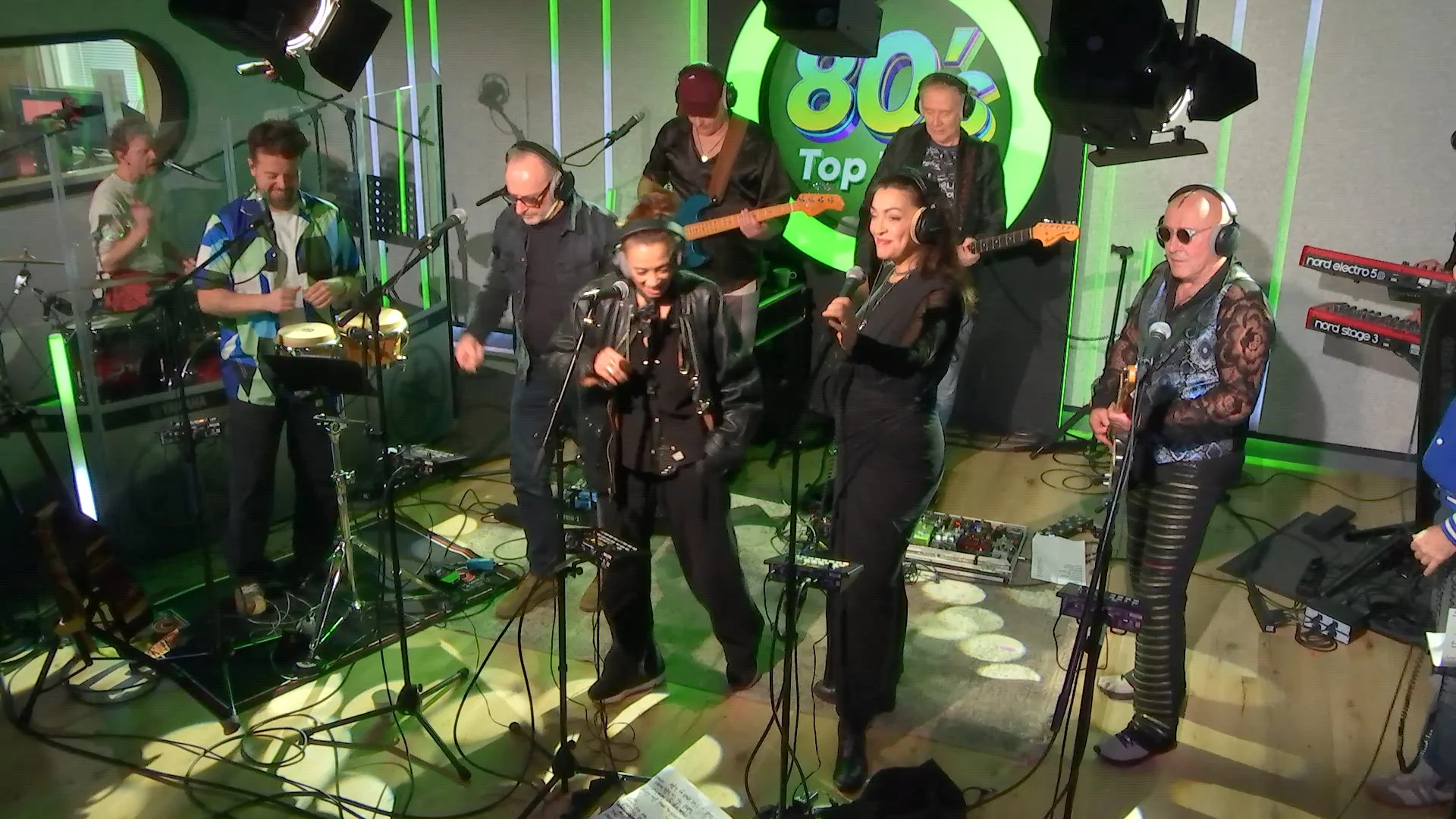 Alides Hidding, Loïs Lane, Erik Mesie en Nol Havens zingen samen Live It Up