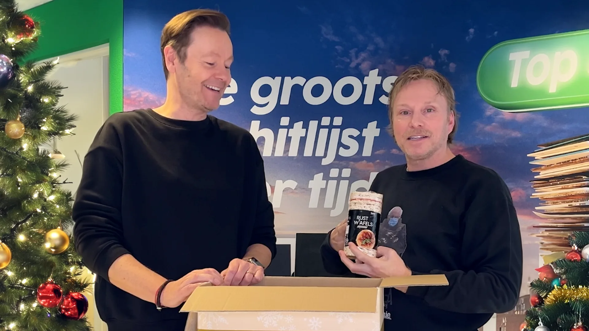 Gijs en Matijn doen unboxing: dit zit er in het Radio 10 Kerstpakket! 🎁