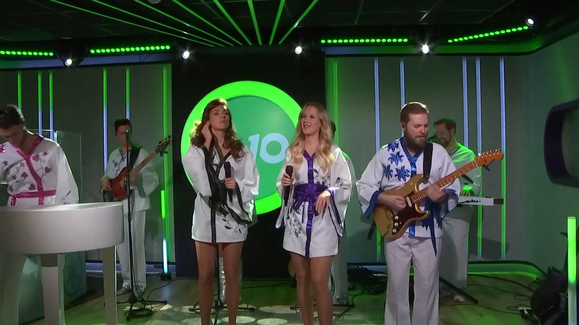 A-Fever live met Dancing Queen tijdens Laat Verkerk