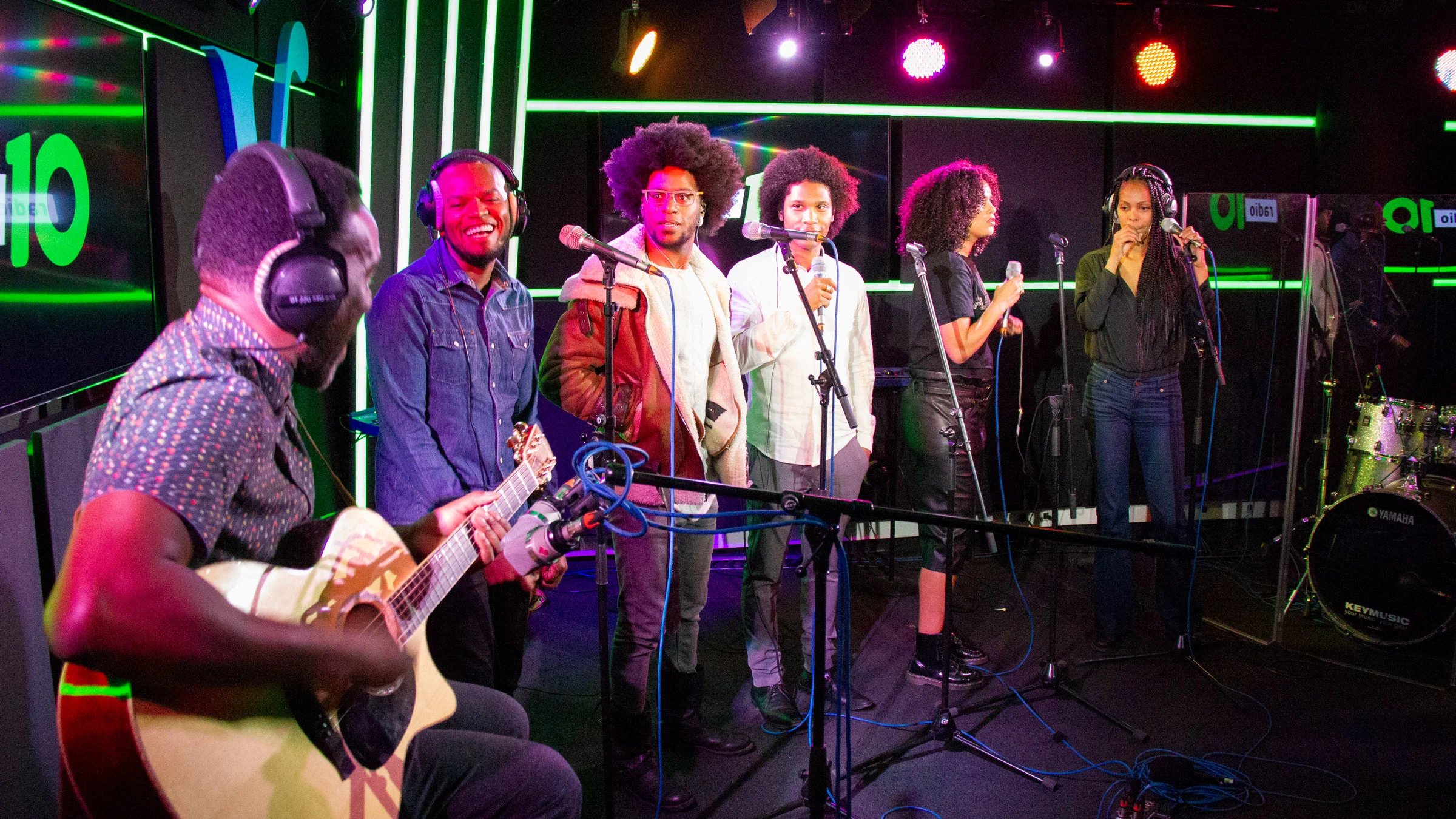 Genieten van een live R&B classics-mashup!