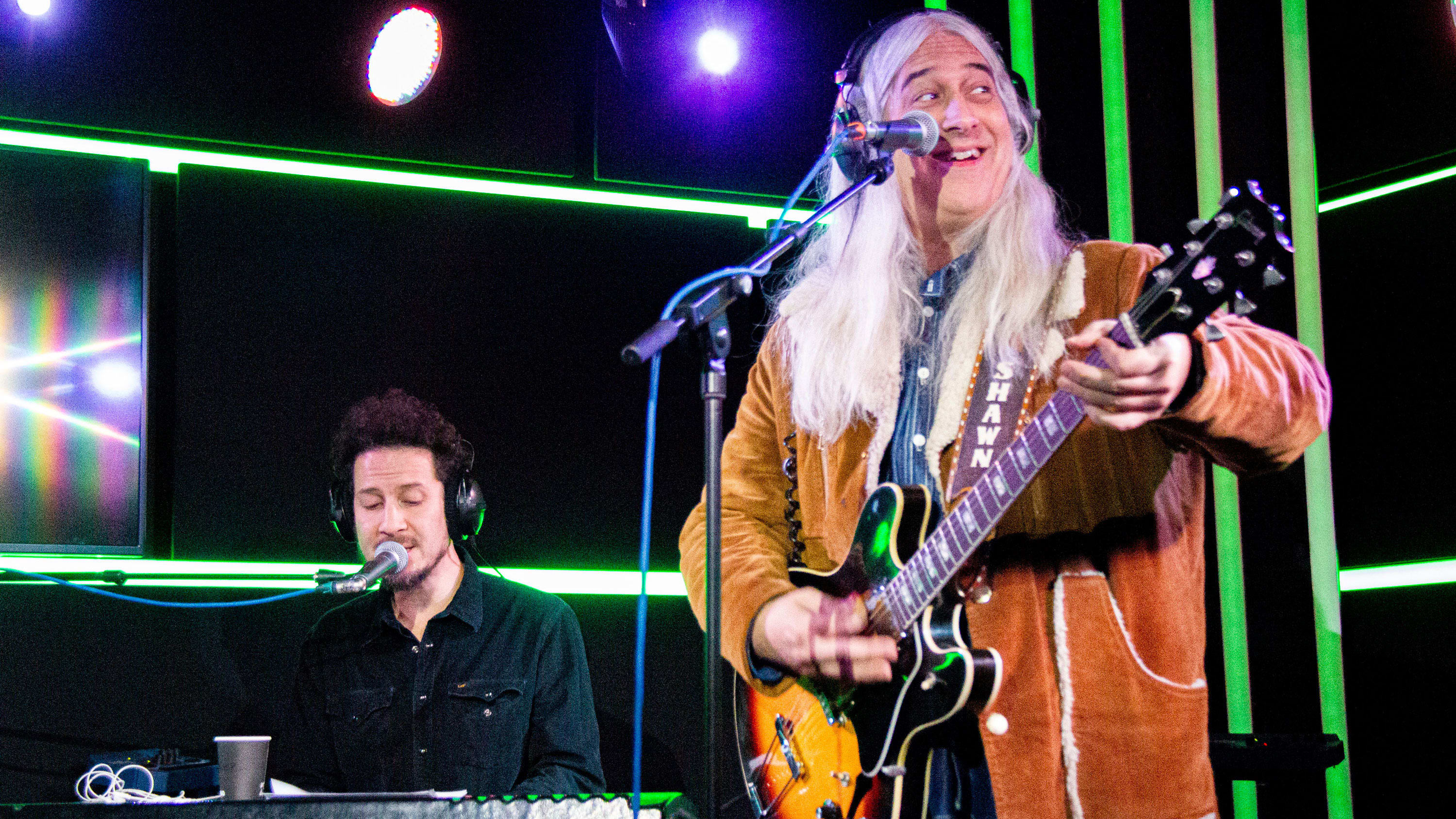 Gerard had ein-de-lijk zijn favoriete band in de studio: Young Gun Silver Fox