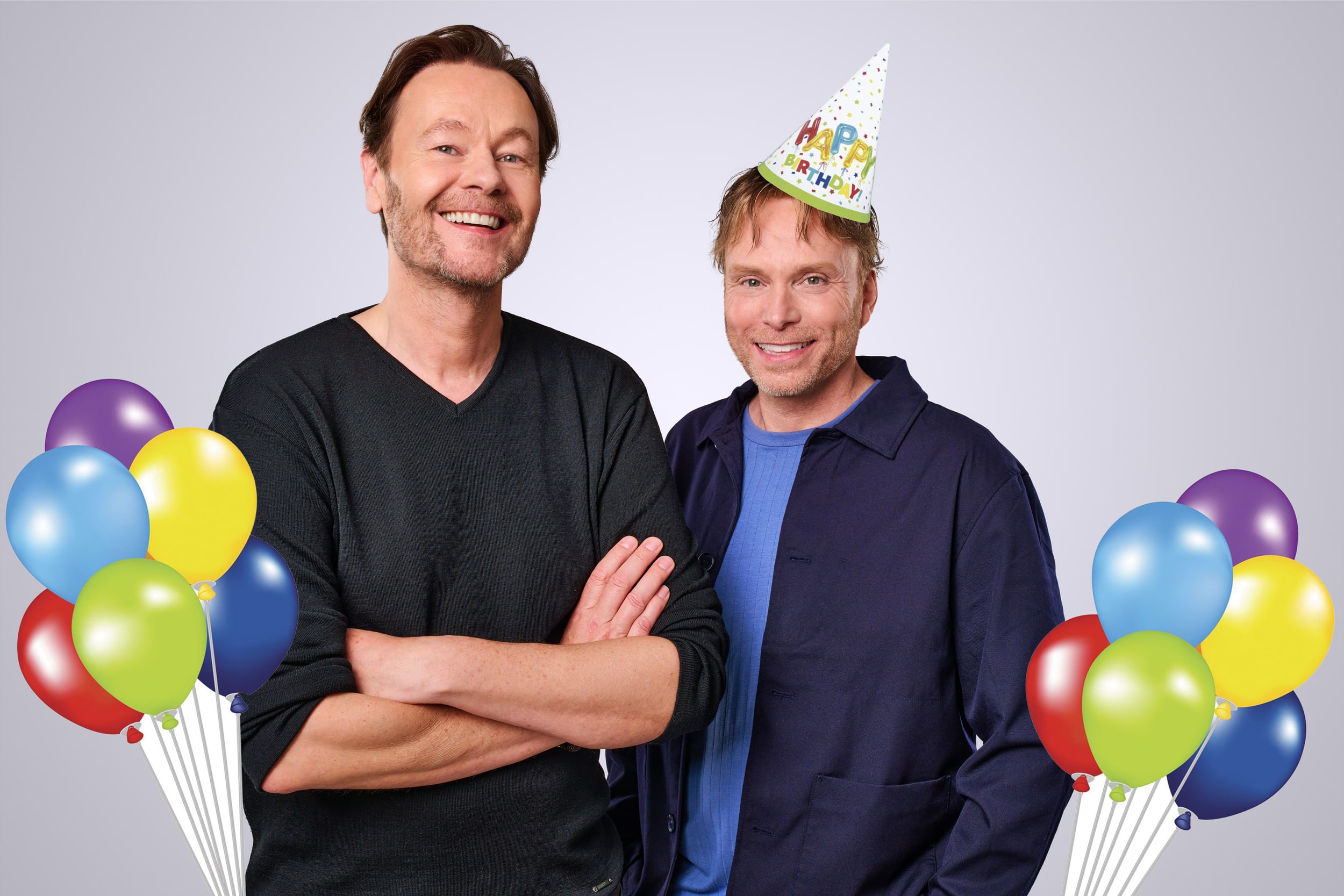 Gijs geeft Matijn ein-de-lijk een naamplaat voor zijn verjaardag