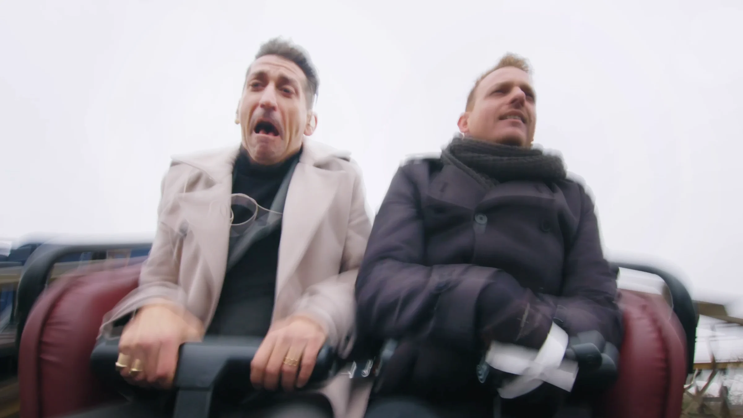 Danny Vera zingt Roller Coaster live in een roller coaster