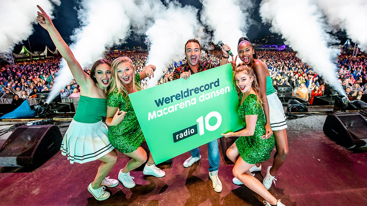 Gerard Ekdom verbreekt het wereldrecord Macarena-dansen!