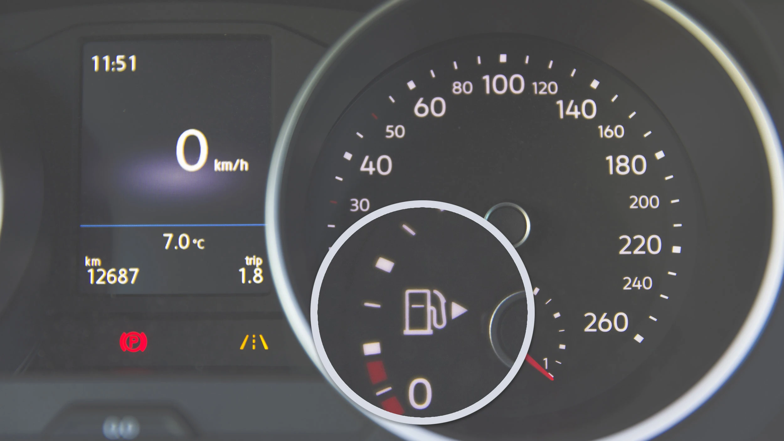 Je kunt op je dashboard zien aan welke kant je tankdop zit